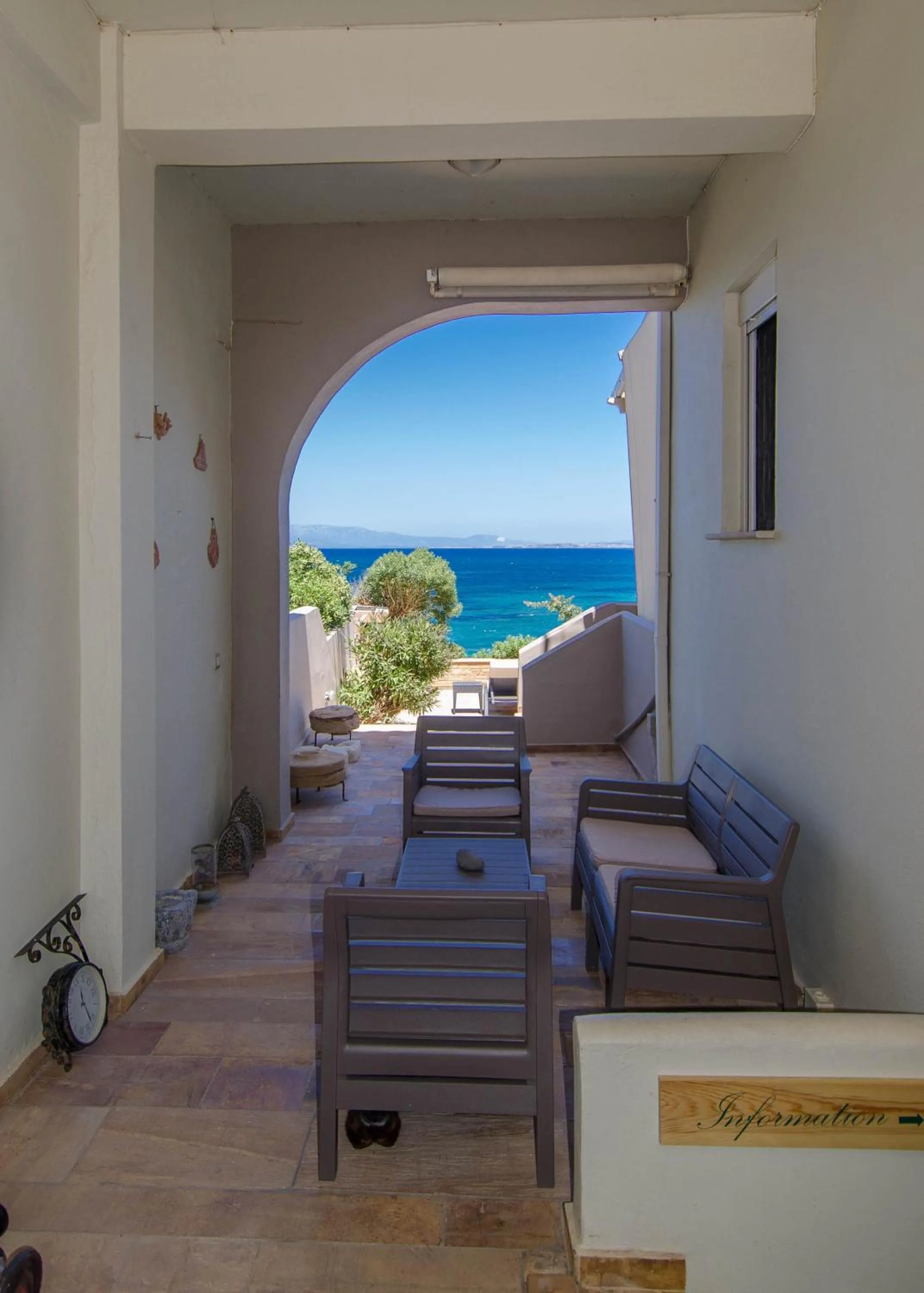 Area and facilities in Plaka Studios
