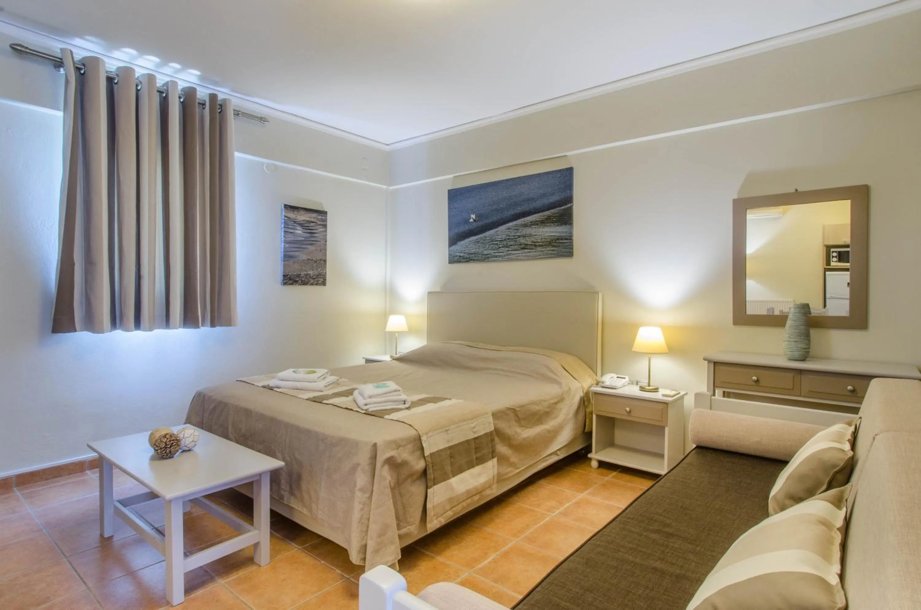 Photo of the whole room, Bed in Plaka Studios