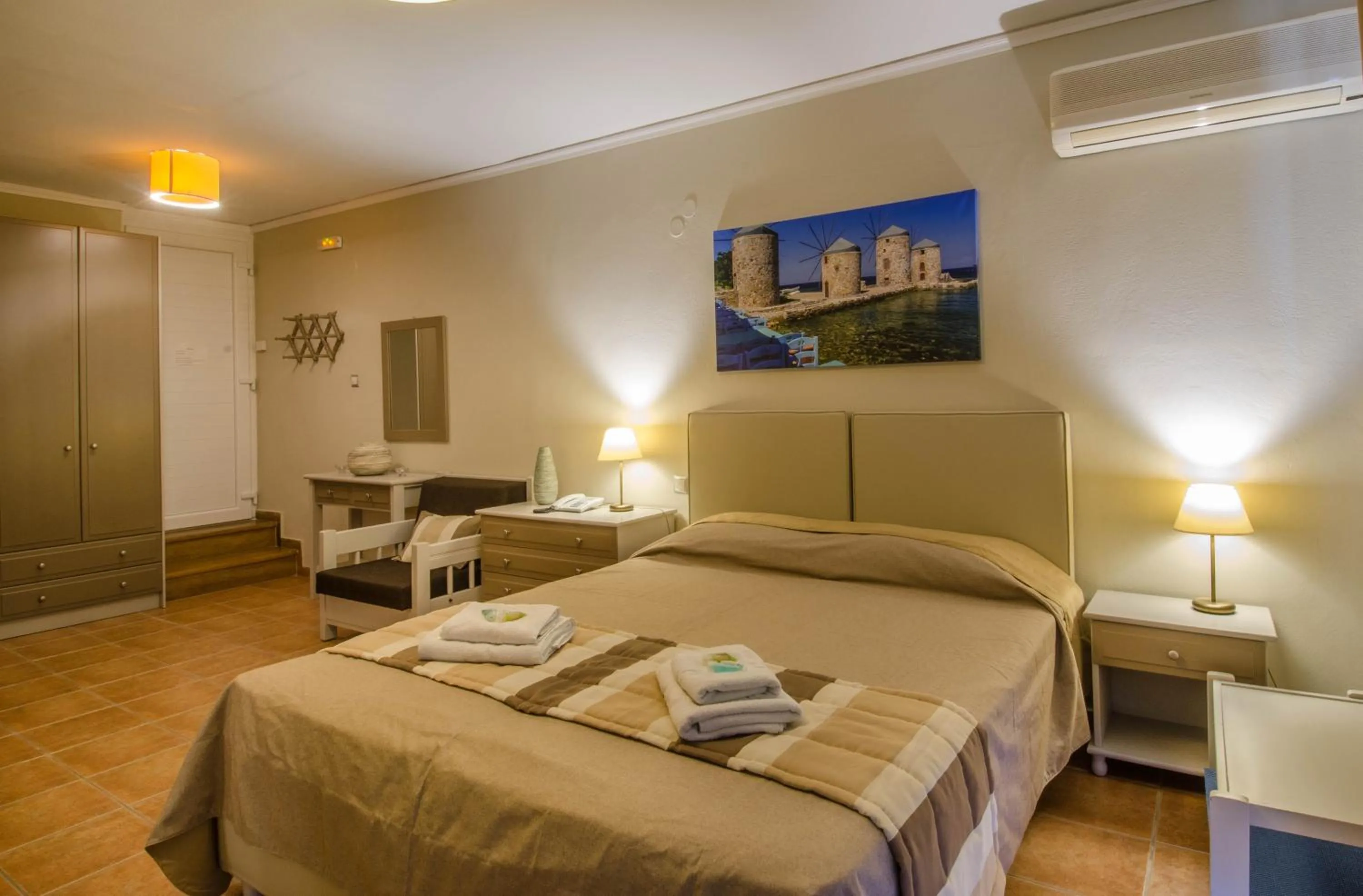 Photo of the whole room, Bed in Plaka Studios