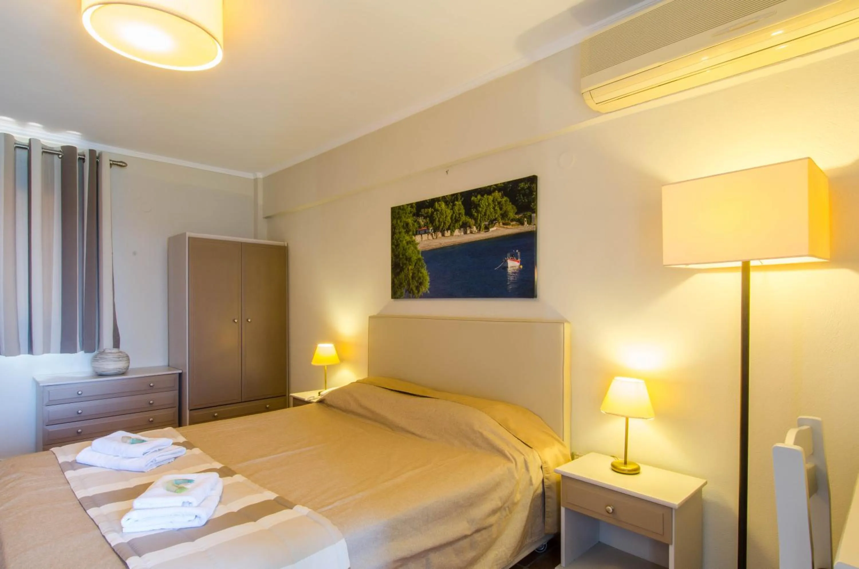 Photo of the whole room, Bed in Plaka Studios