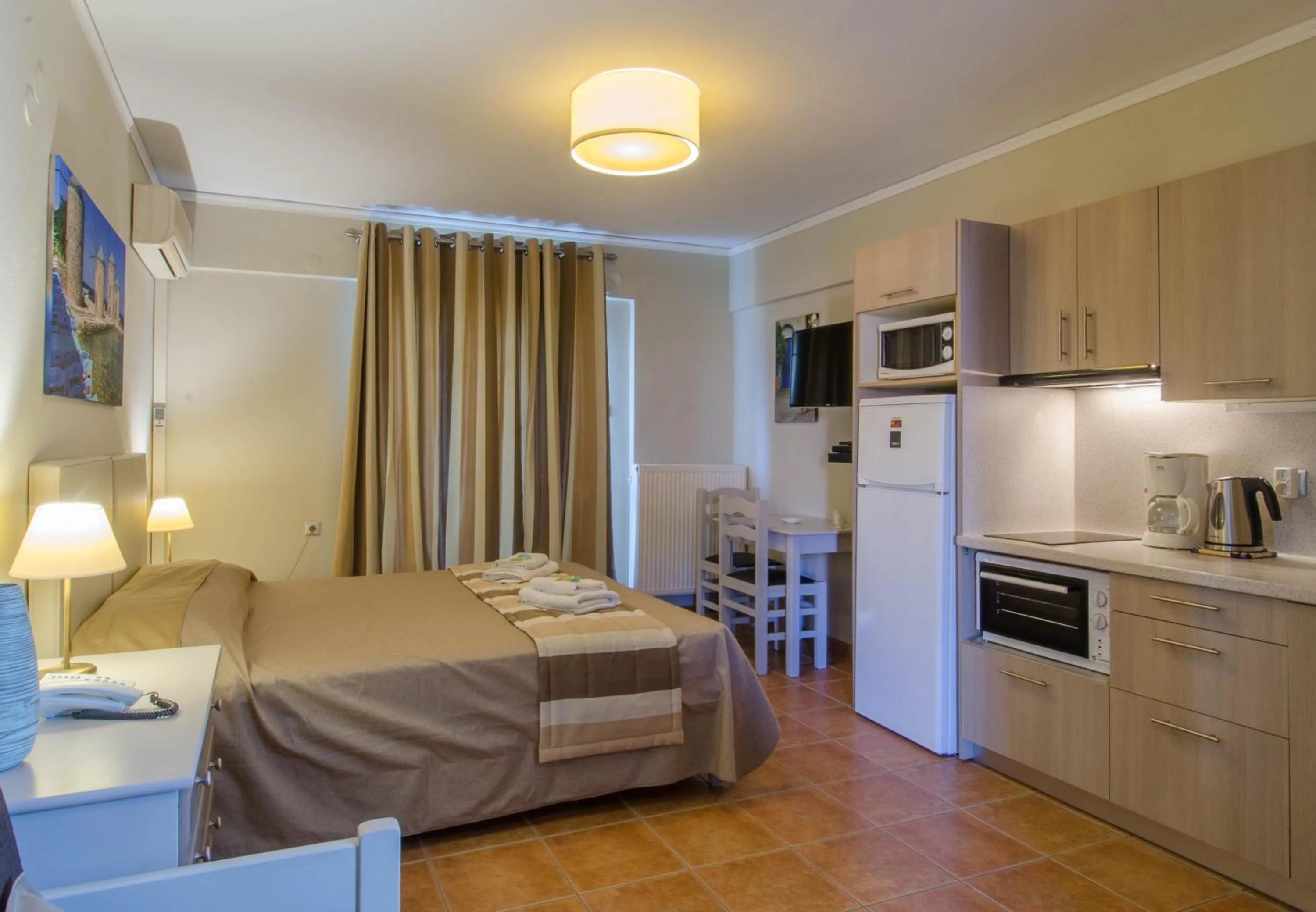 Photo of the whole room, Bed in Plaka Studios