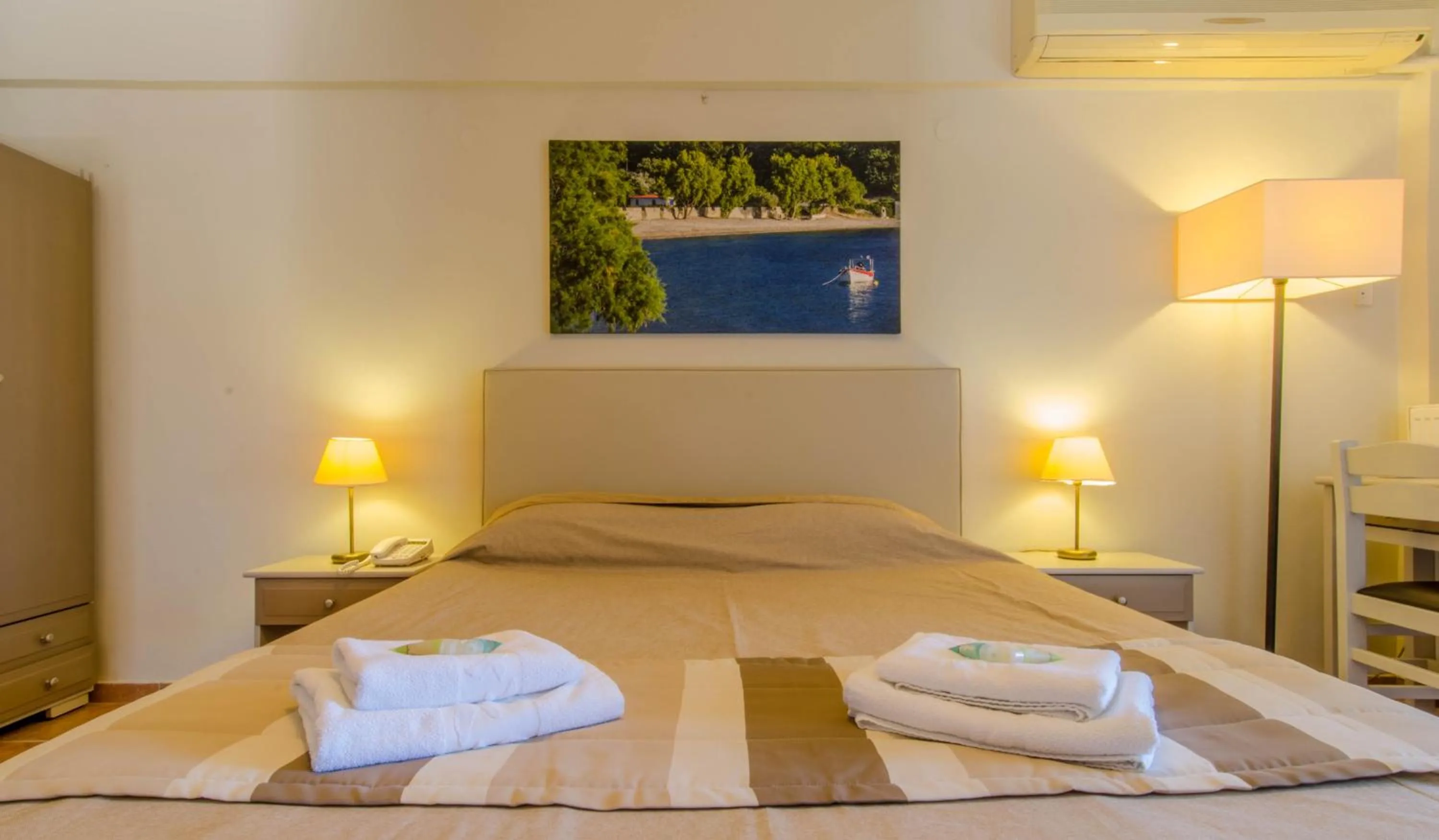 Photo of the whole room, Bed in Plaka Studios
