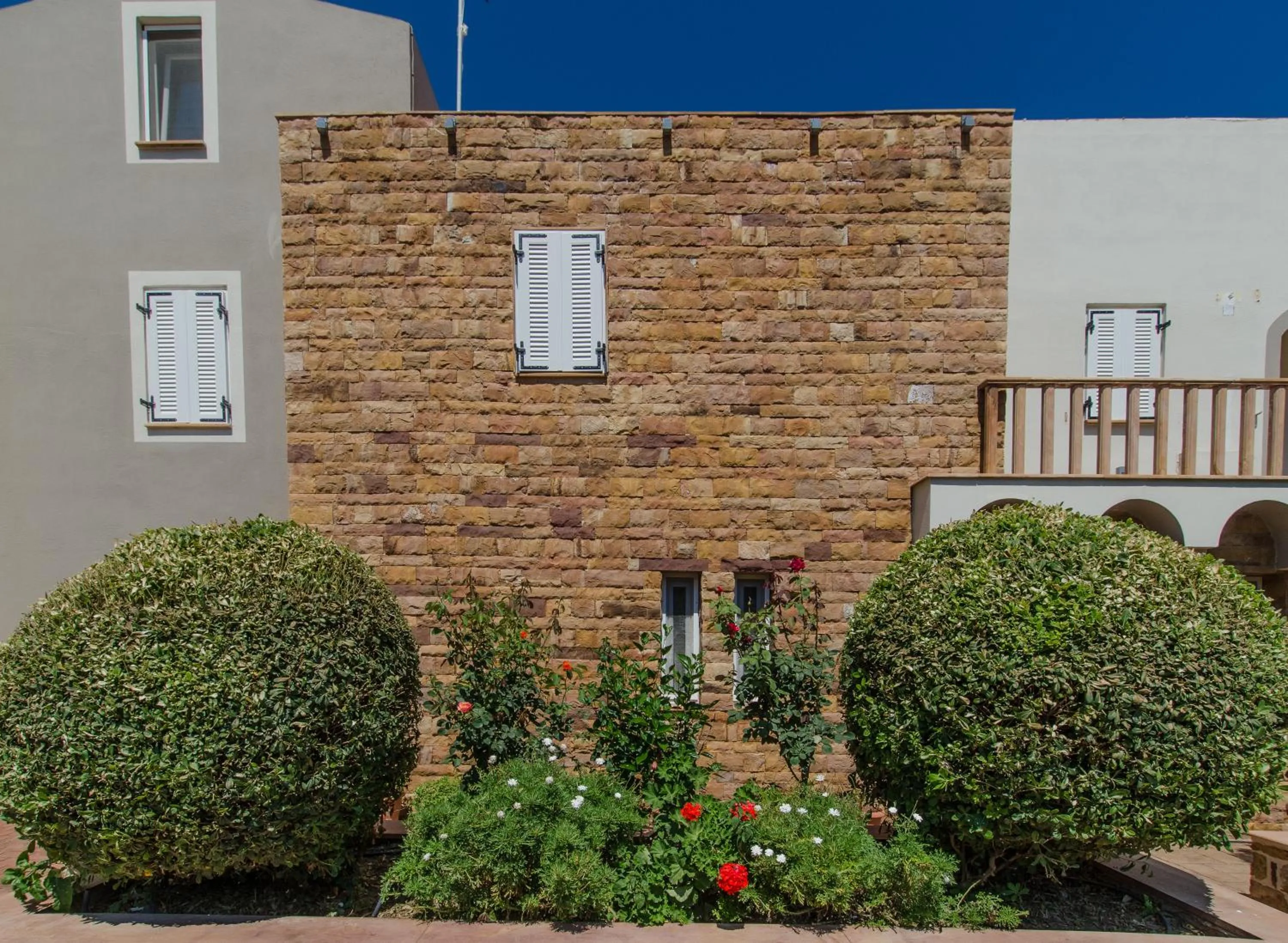 Facade/entrance in Plaka Studios