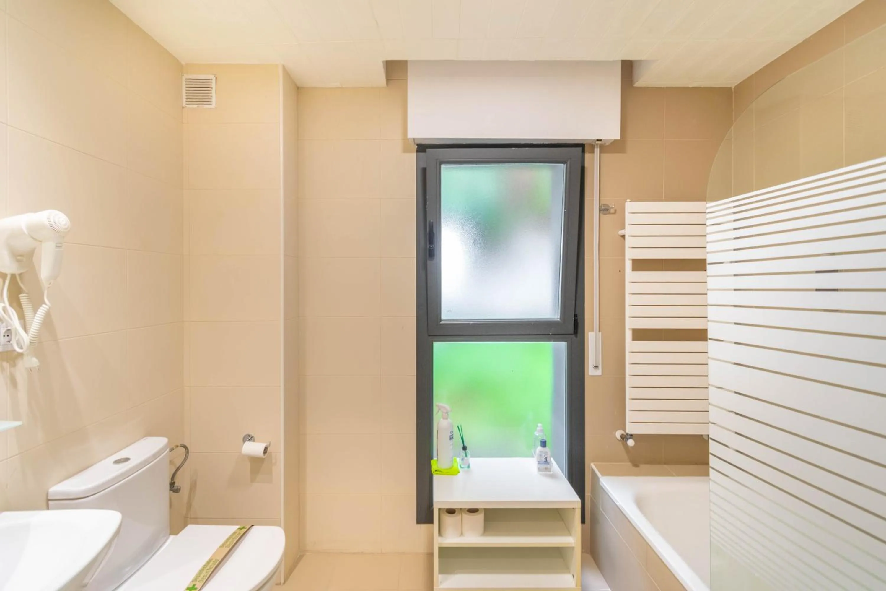 Toilet in Casa Ferran, amplias habitaciones y apartamentos de montaña