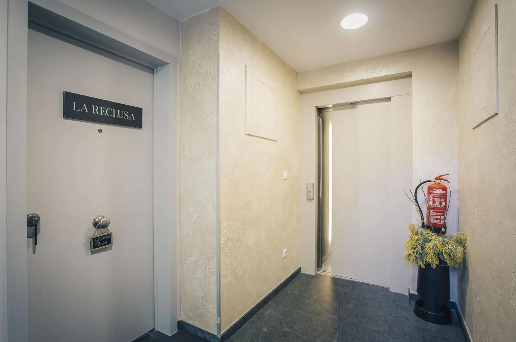 Logo/Certificate/Sign in Casa Ferran, amplias habitaciones y apartamentos de montaña