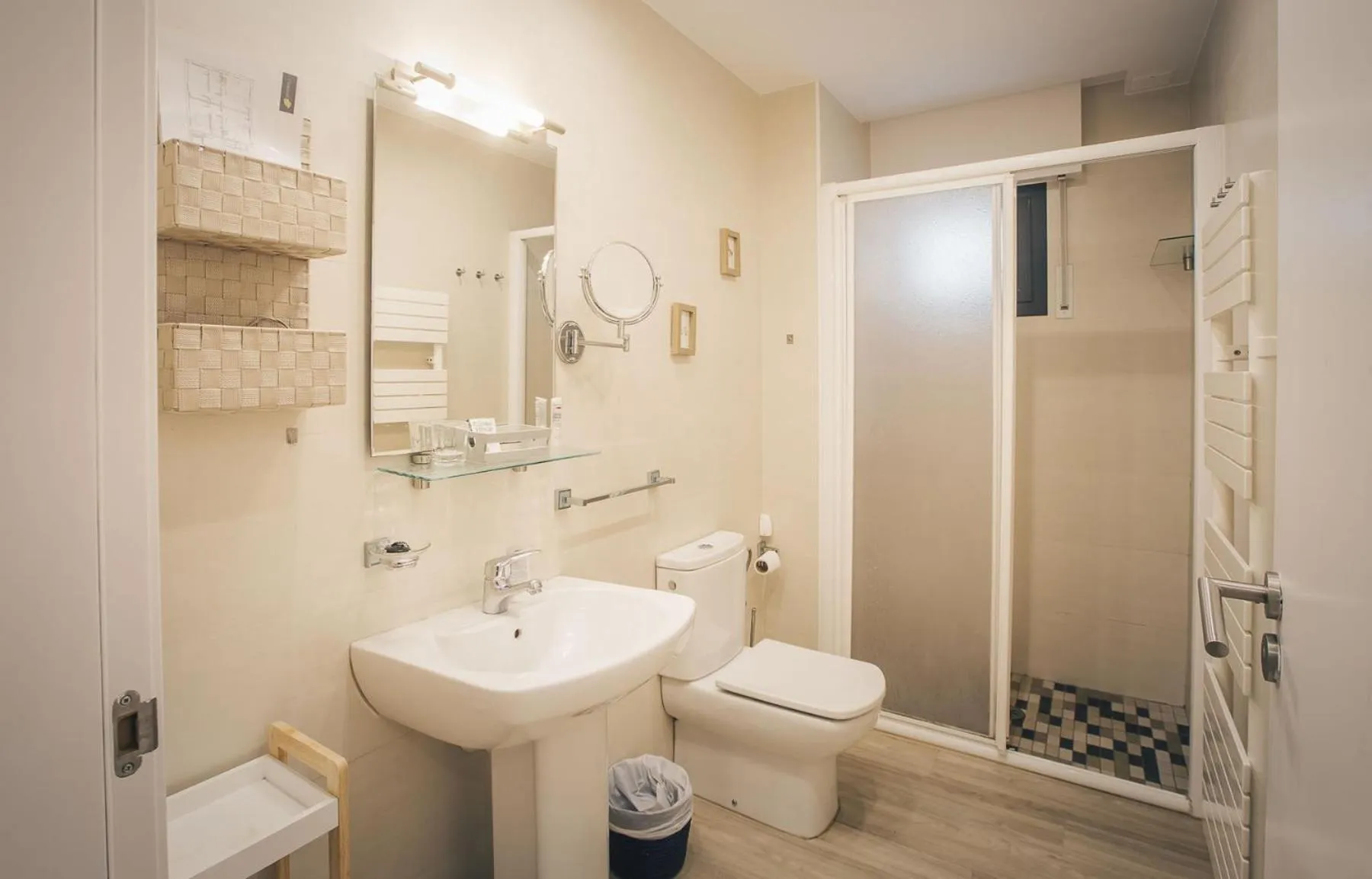 Bathroom in Casa Ferran, amplias habitaciones y apartamentos de montaña