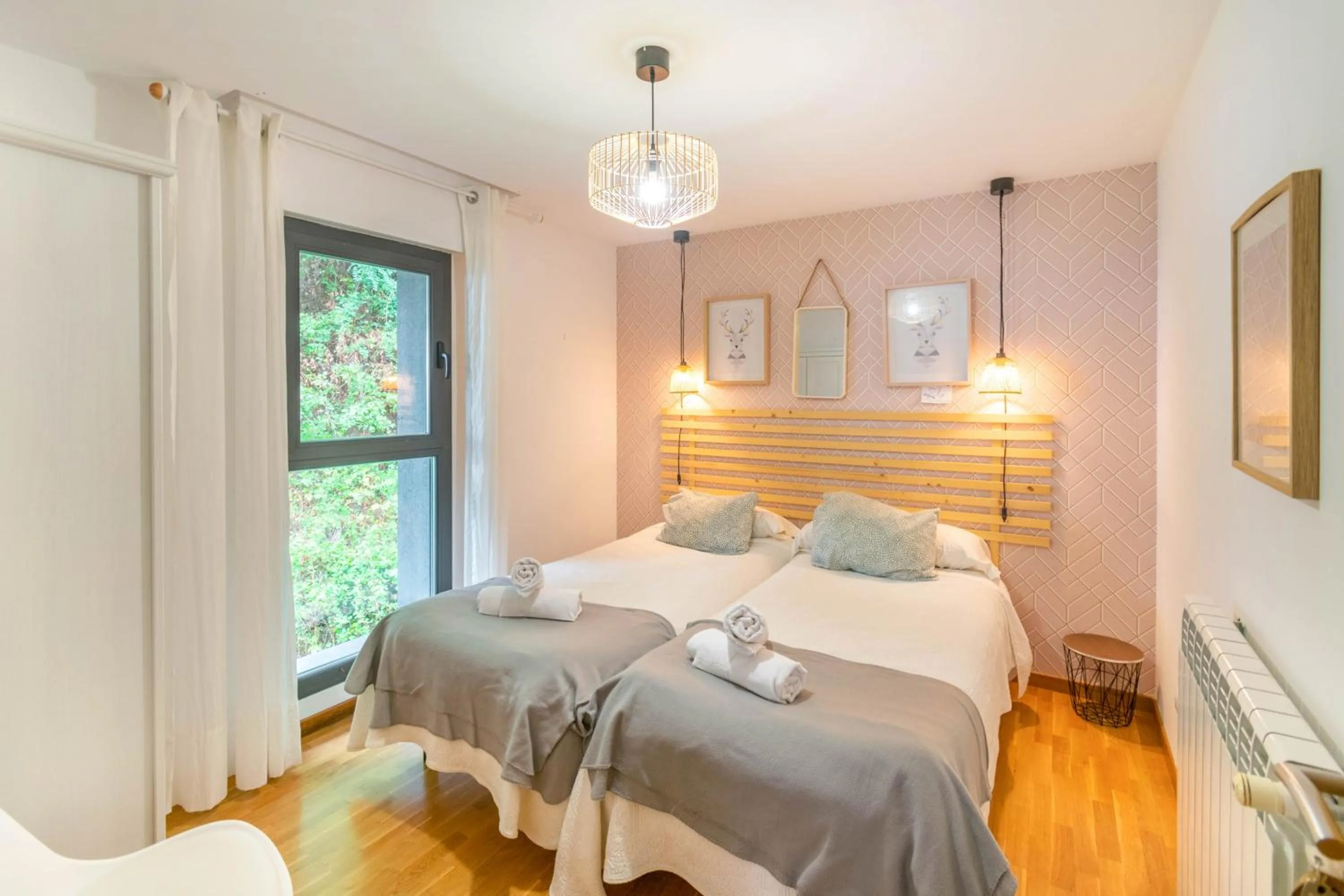 Bed in Casa Ferran, amplias habitaciones y apartamentos de montaña