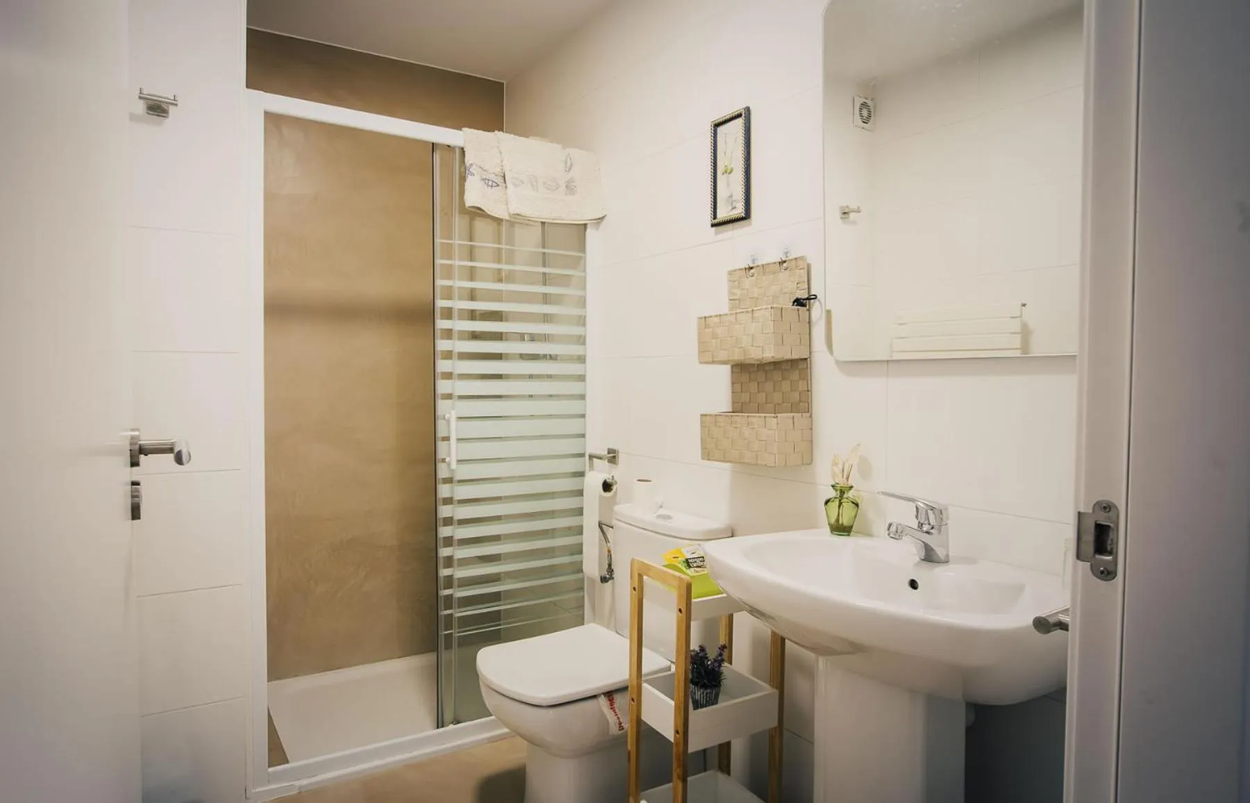 Bathroom in Casa Ferran, amplias habitaciones y apartamentos de montaña
