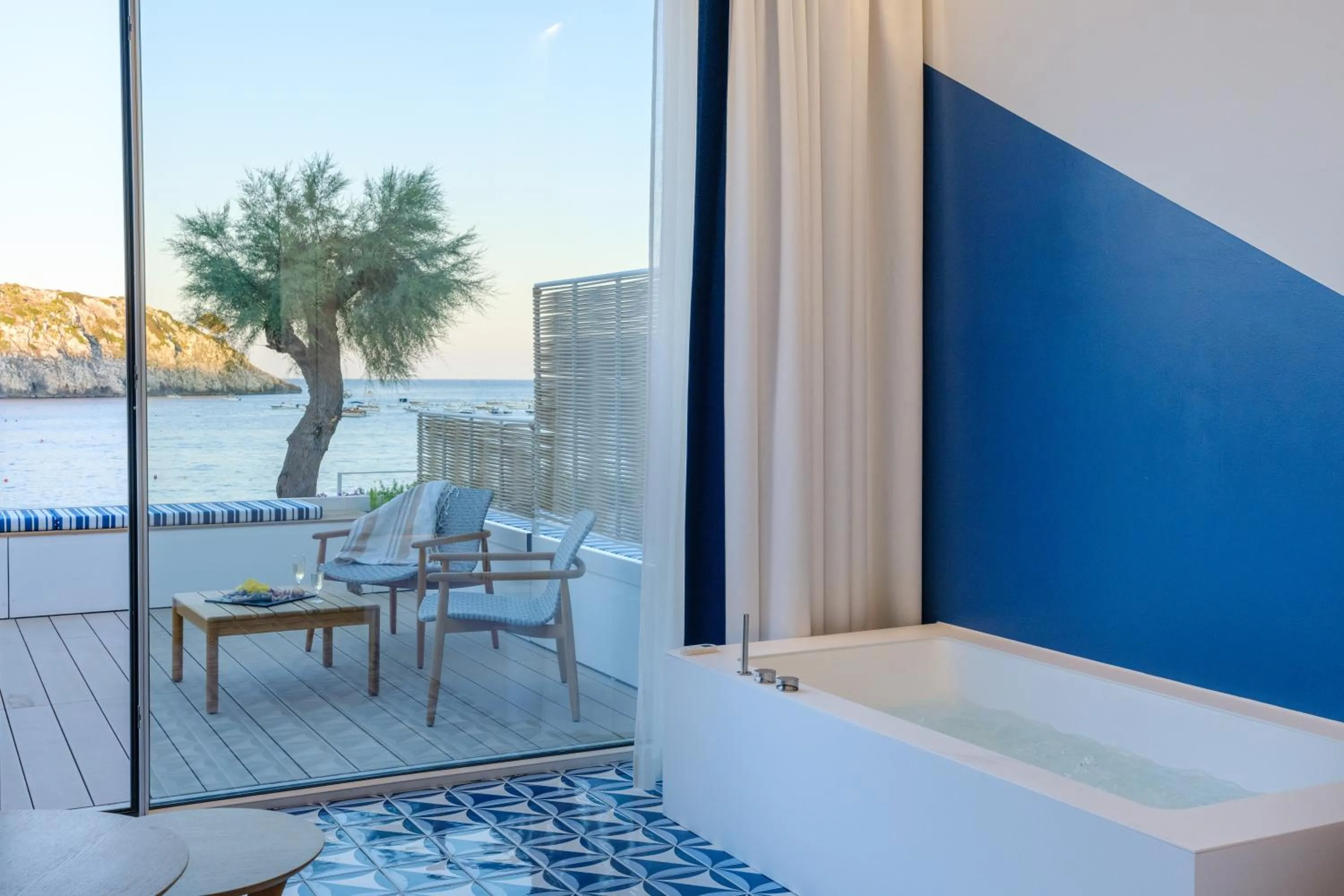 Balcony/Terrace, Bed in Hotel La Roccia