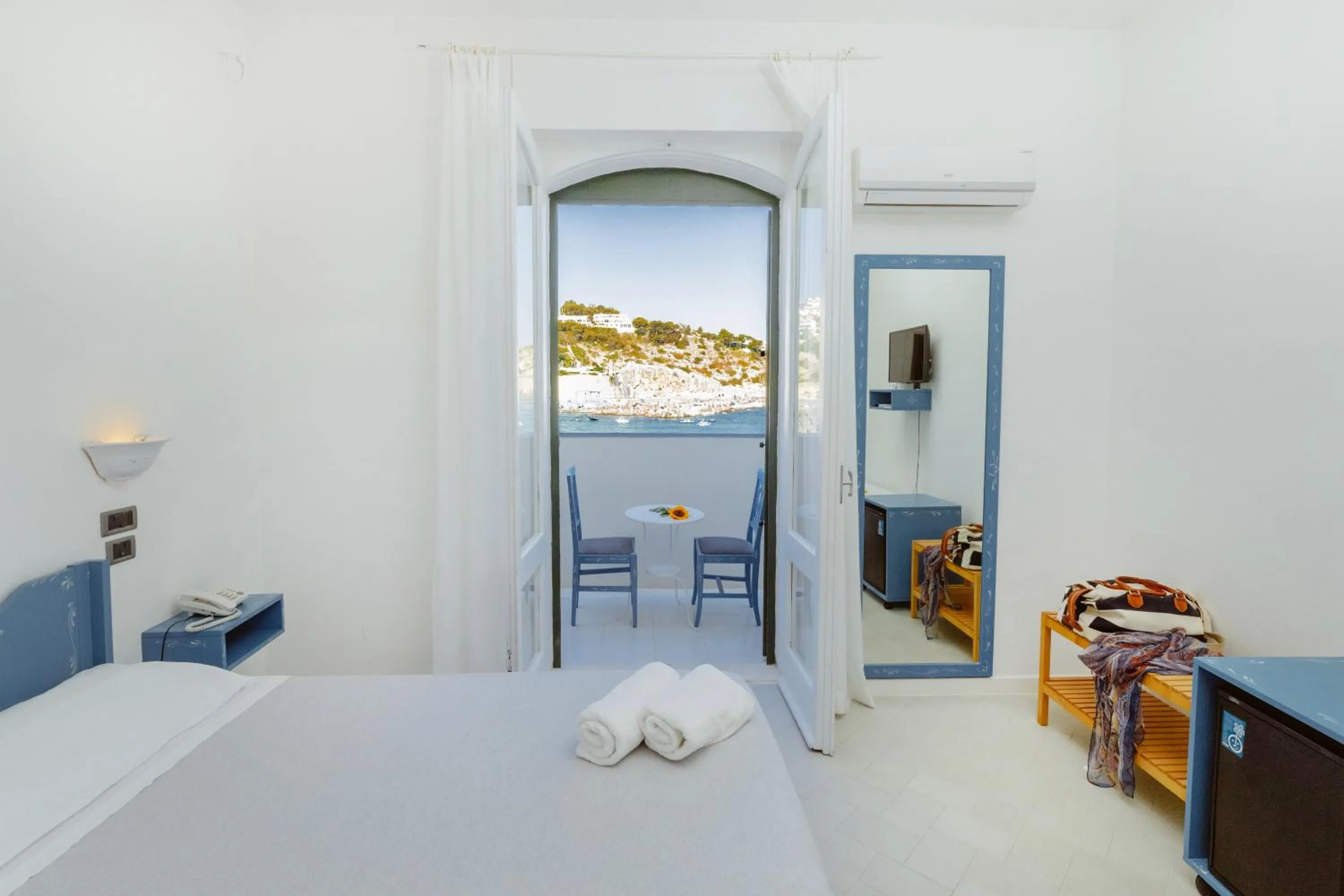 View (from property/room), Bed in Hotel La Roccia