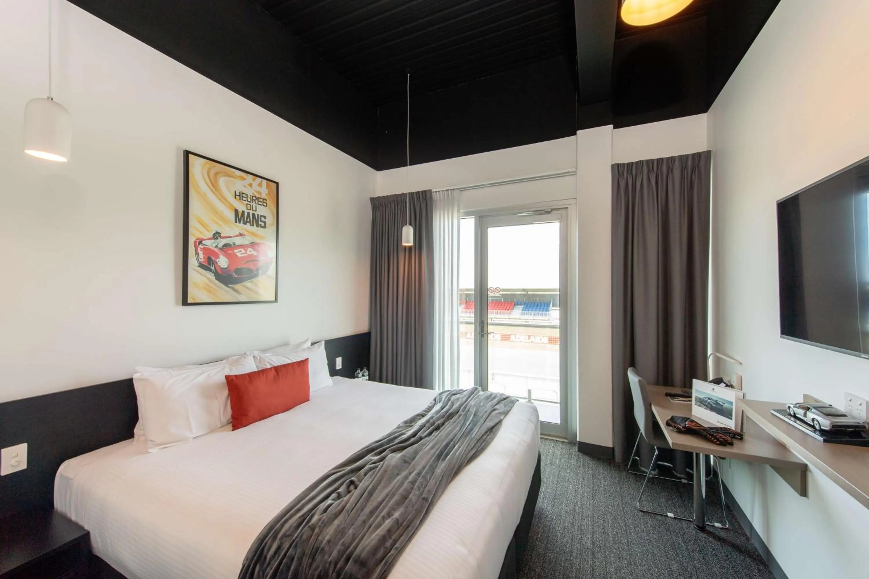 Bedroom, Bed in Rydges Pit Lane