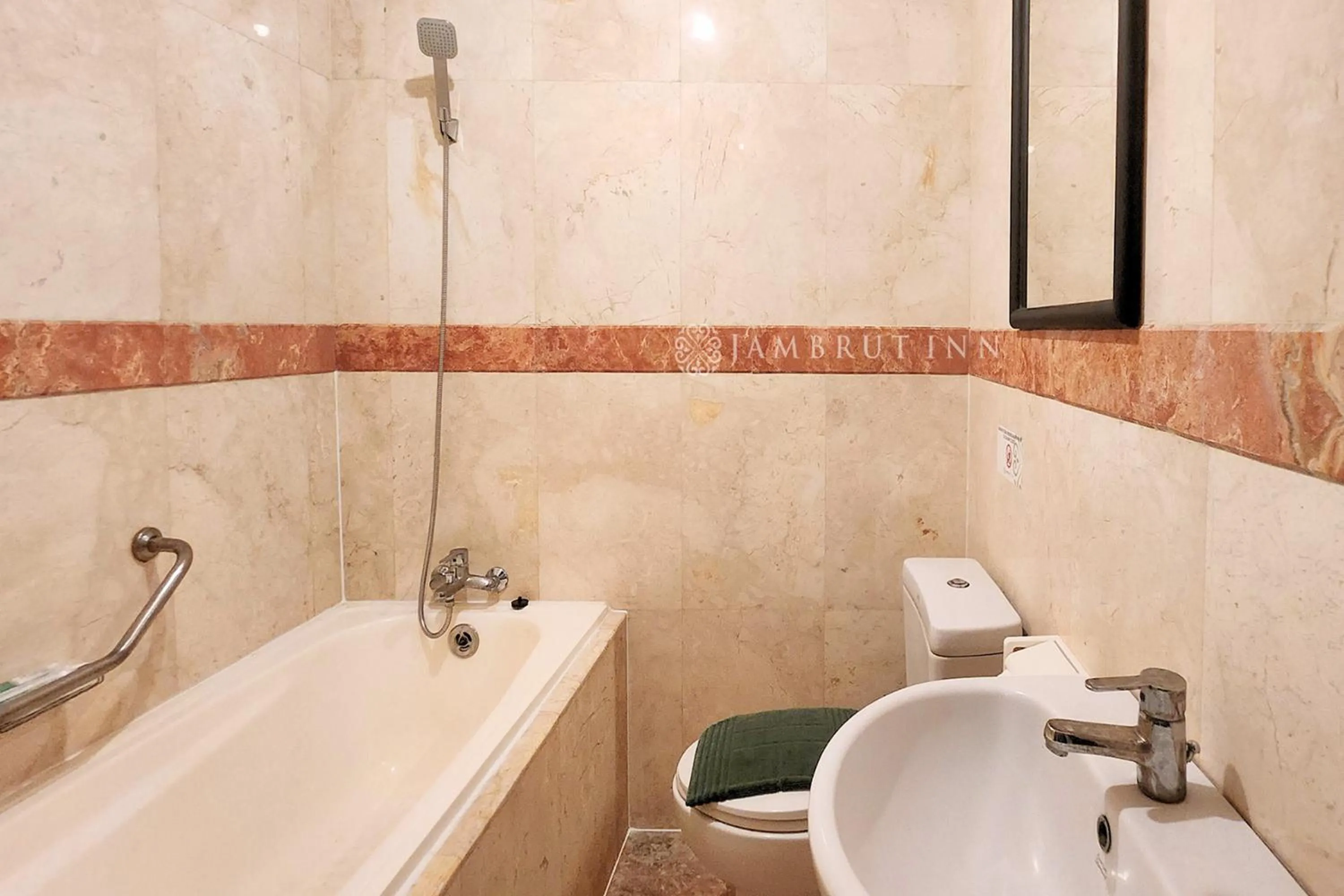 Bathroom in Jambrut Inn