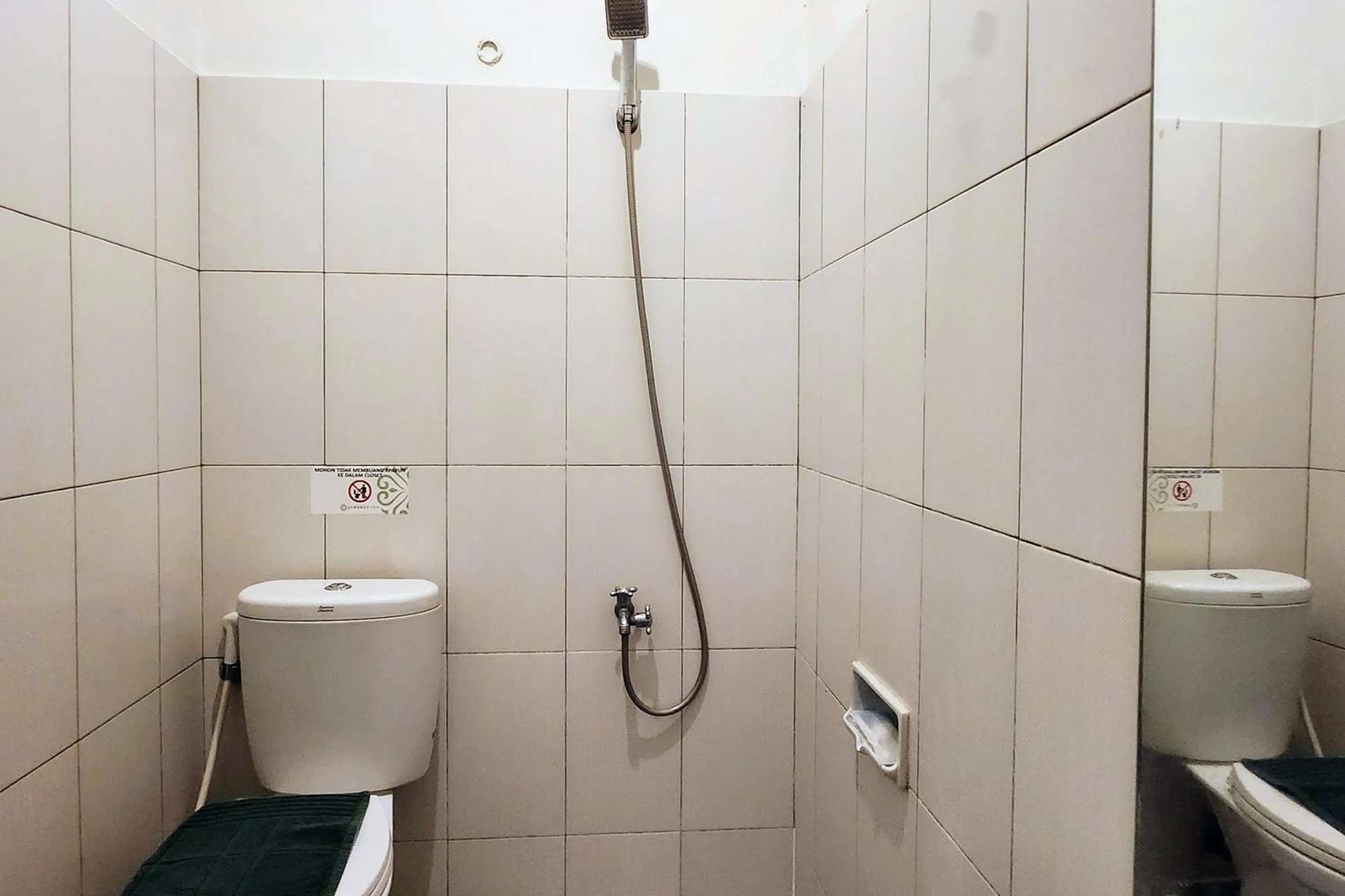 Bathroom in Jambrut Inn