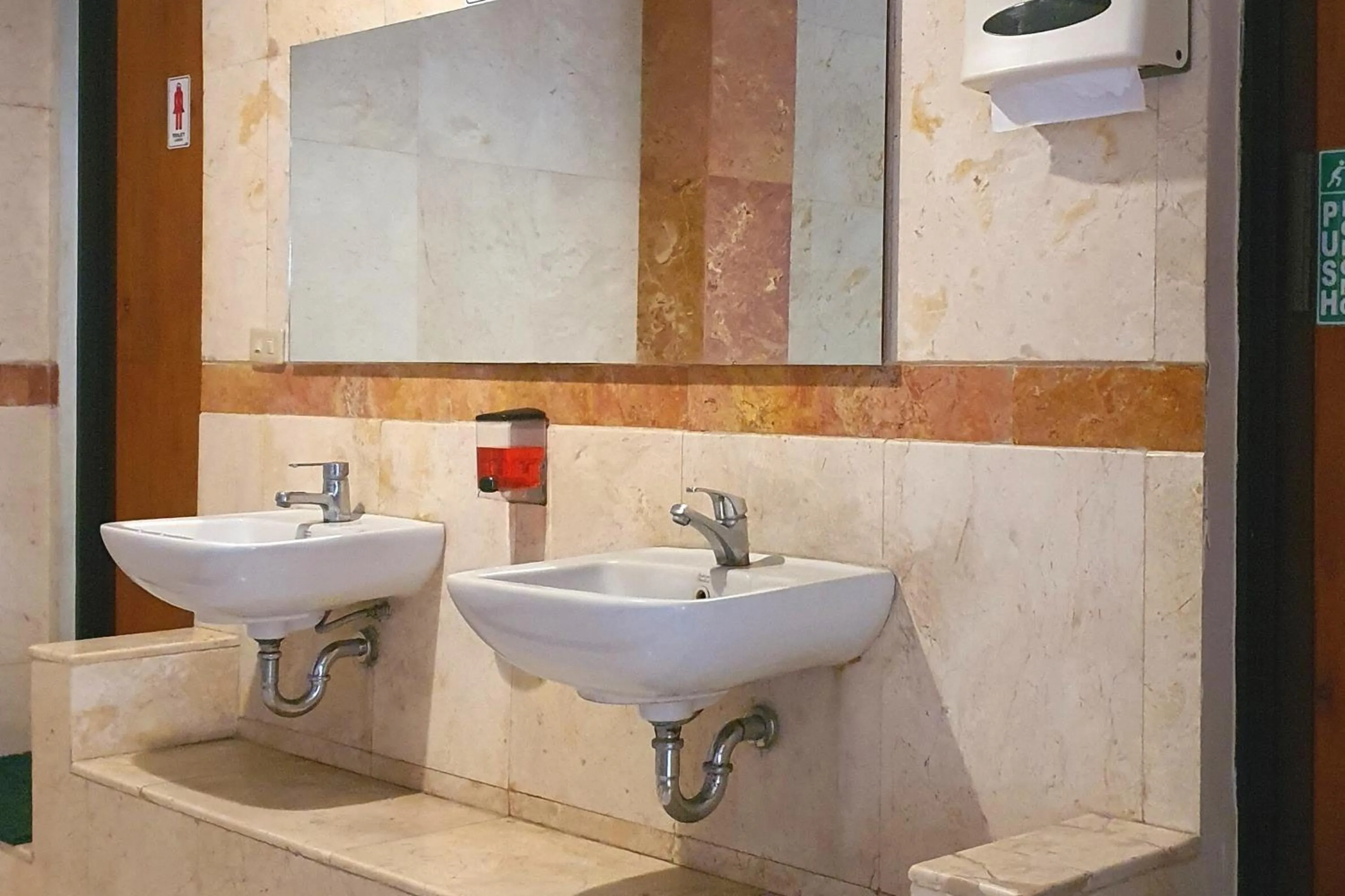 Area and facilities in Jambrut Inn