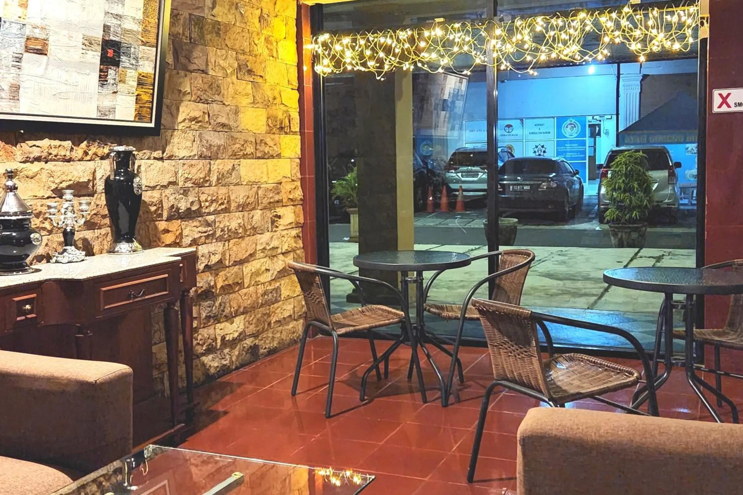 Restaurant/places to eat in Jambrut Inn