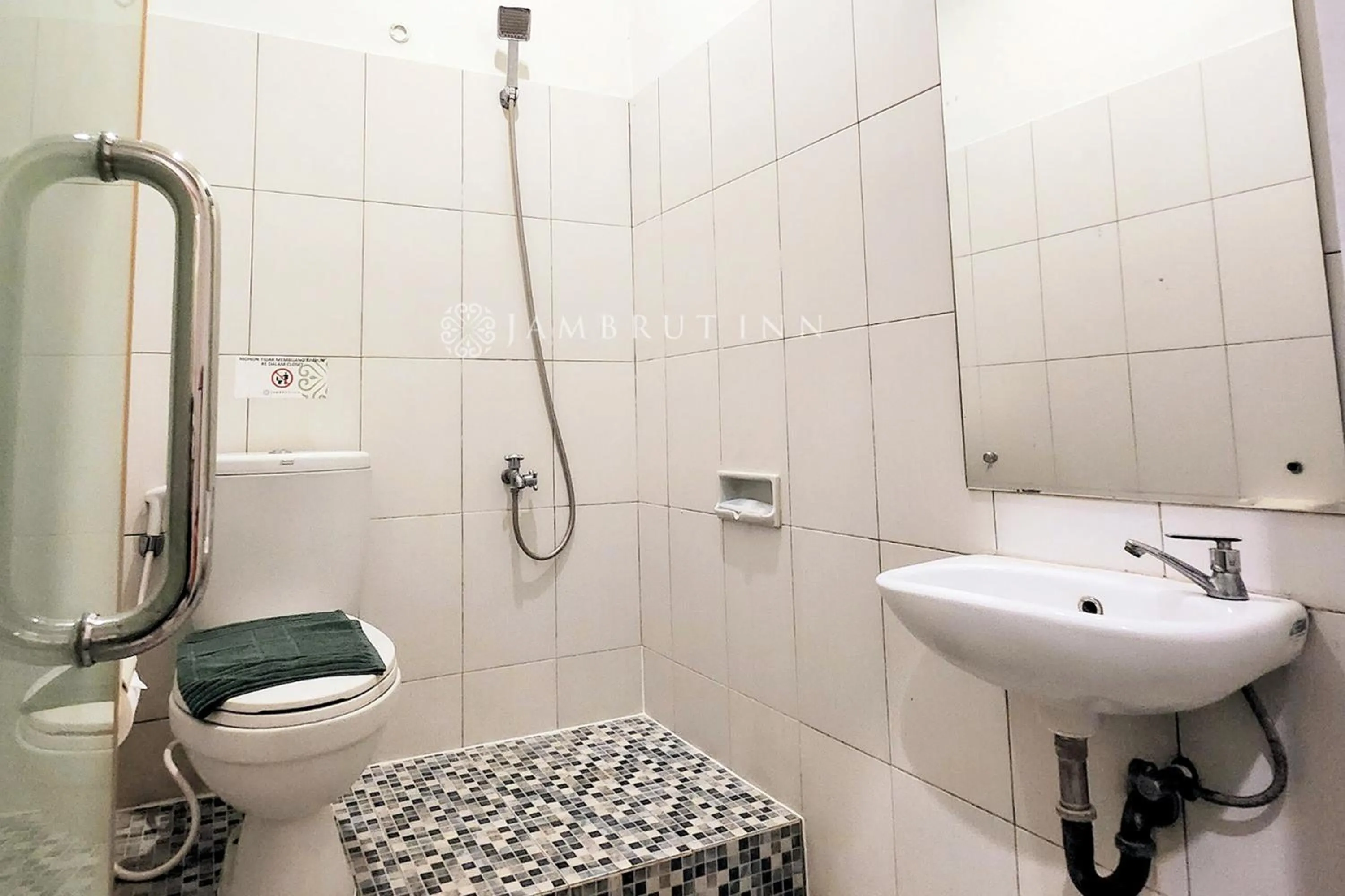 Bathroom in Jambrut Inn