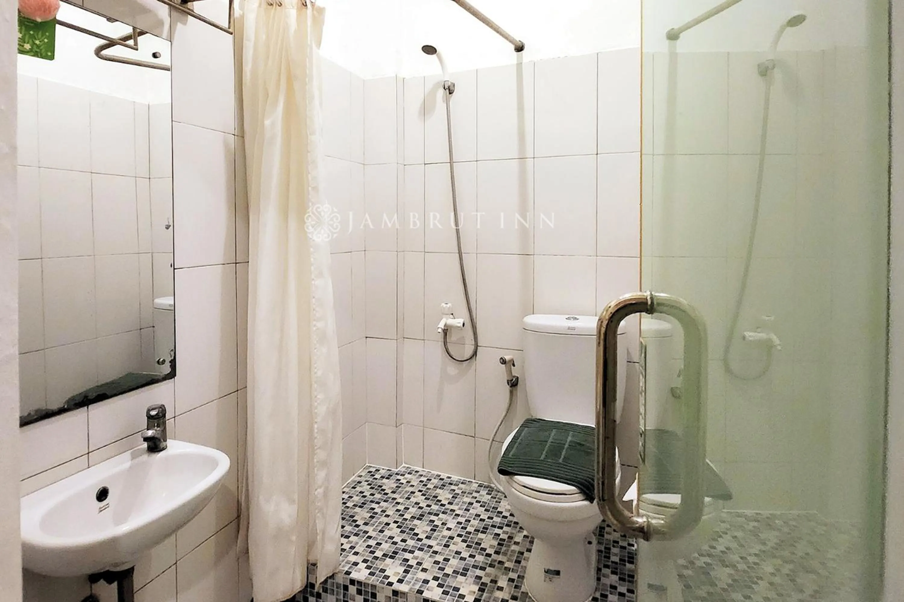 Bathroom in Jambrut Inn