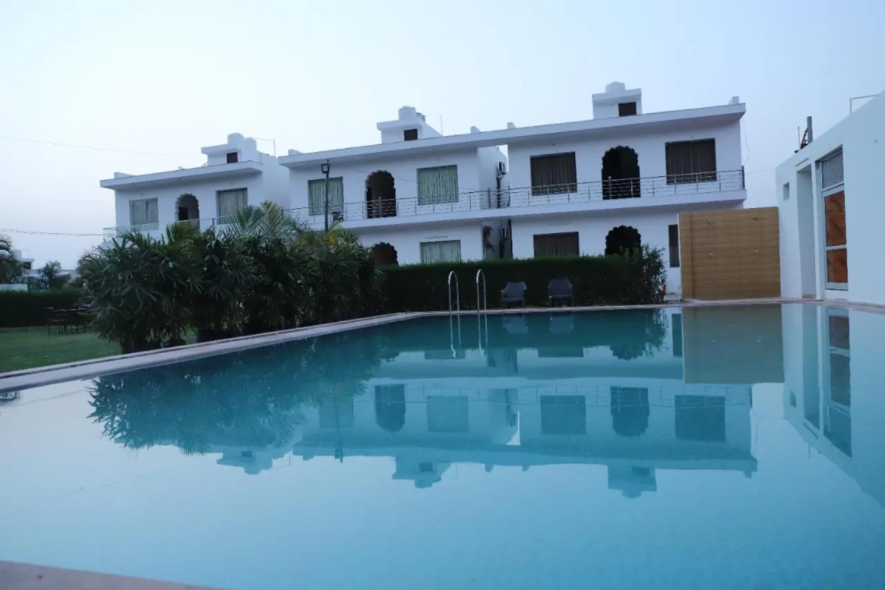 Swimming pool in Aravali Hills Resort
