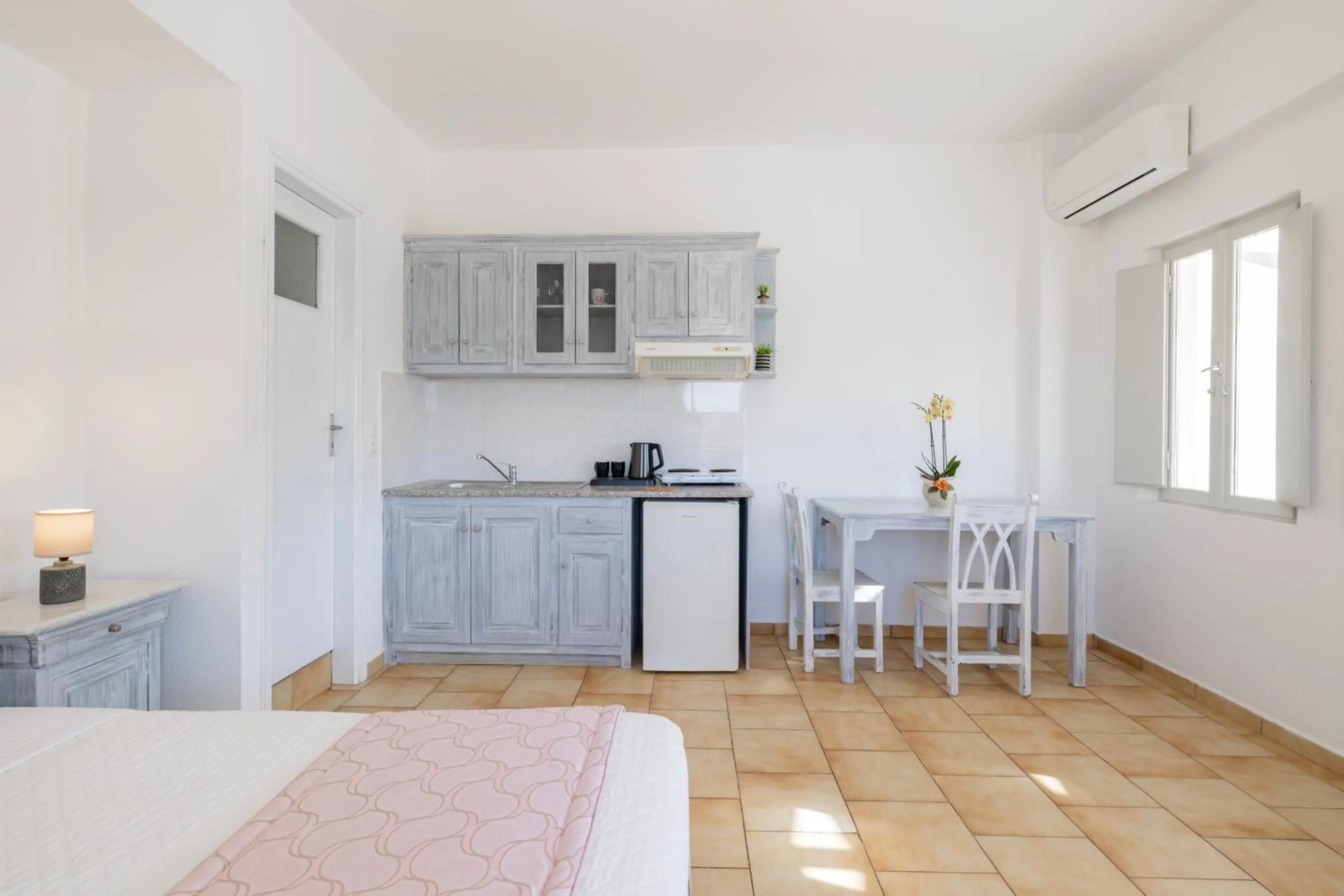 Kitchen or kitchenette in Vrachia Studios & Apartments