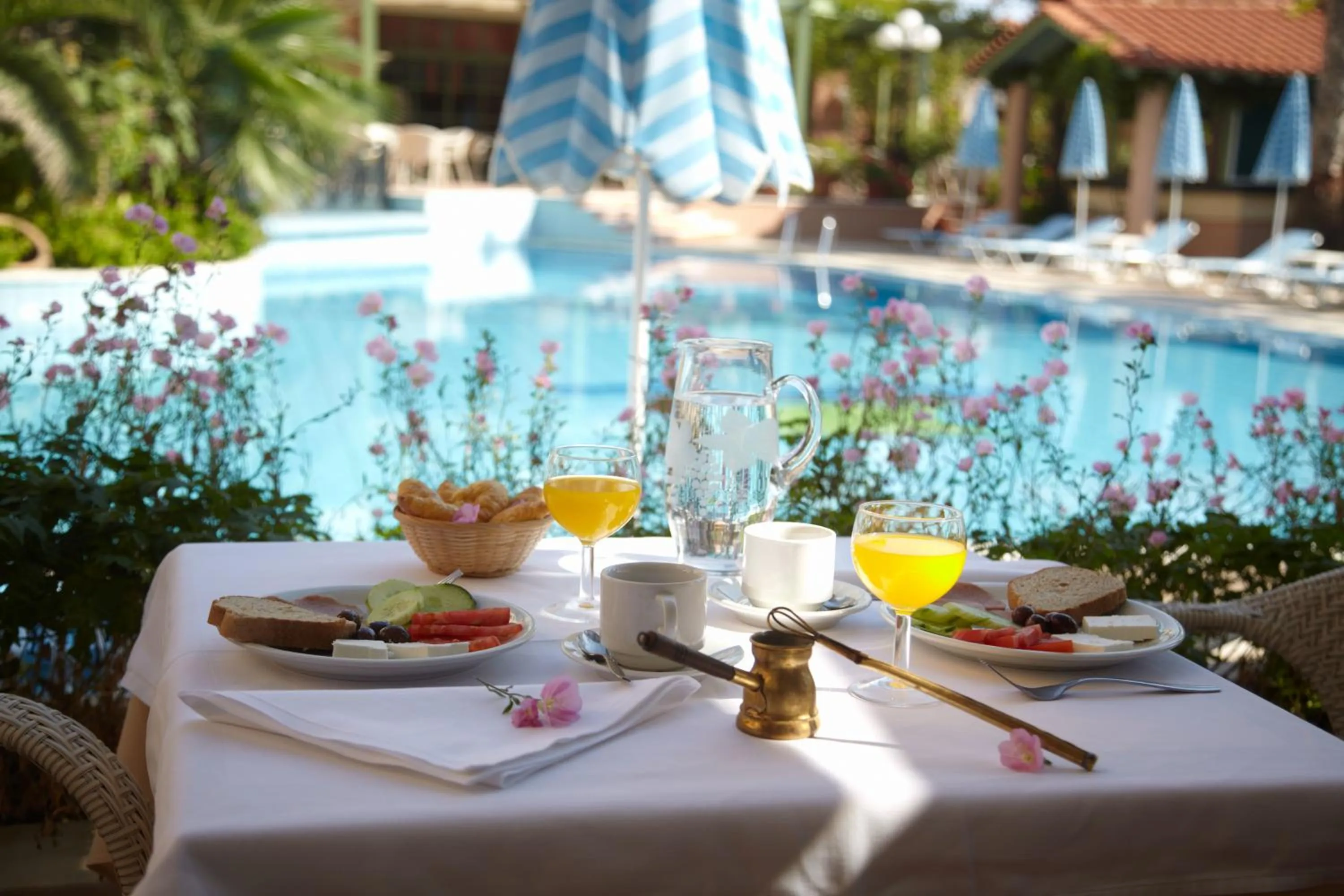 Restaurant/places to eat in Samaina Inn