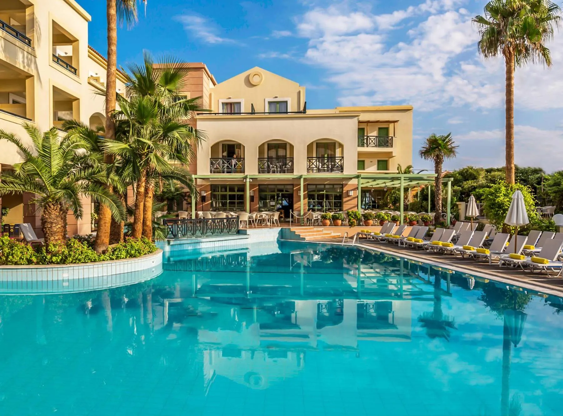 Swimming pool in Samaina Inn
