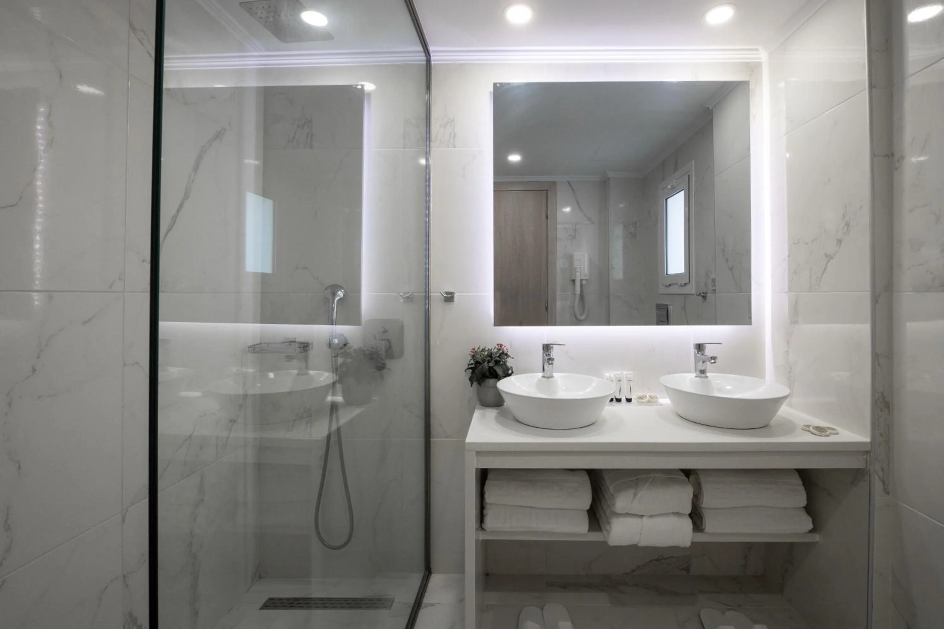 Shower in Marelen Hotel Zakynthos