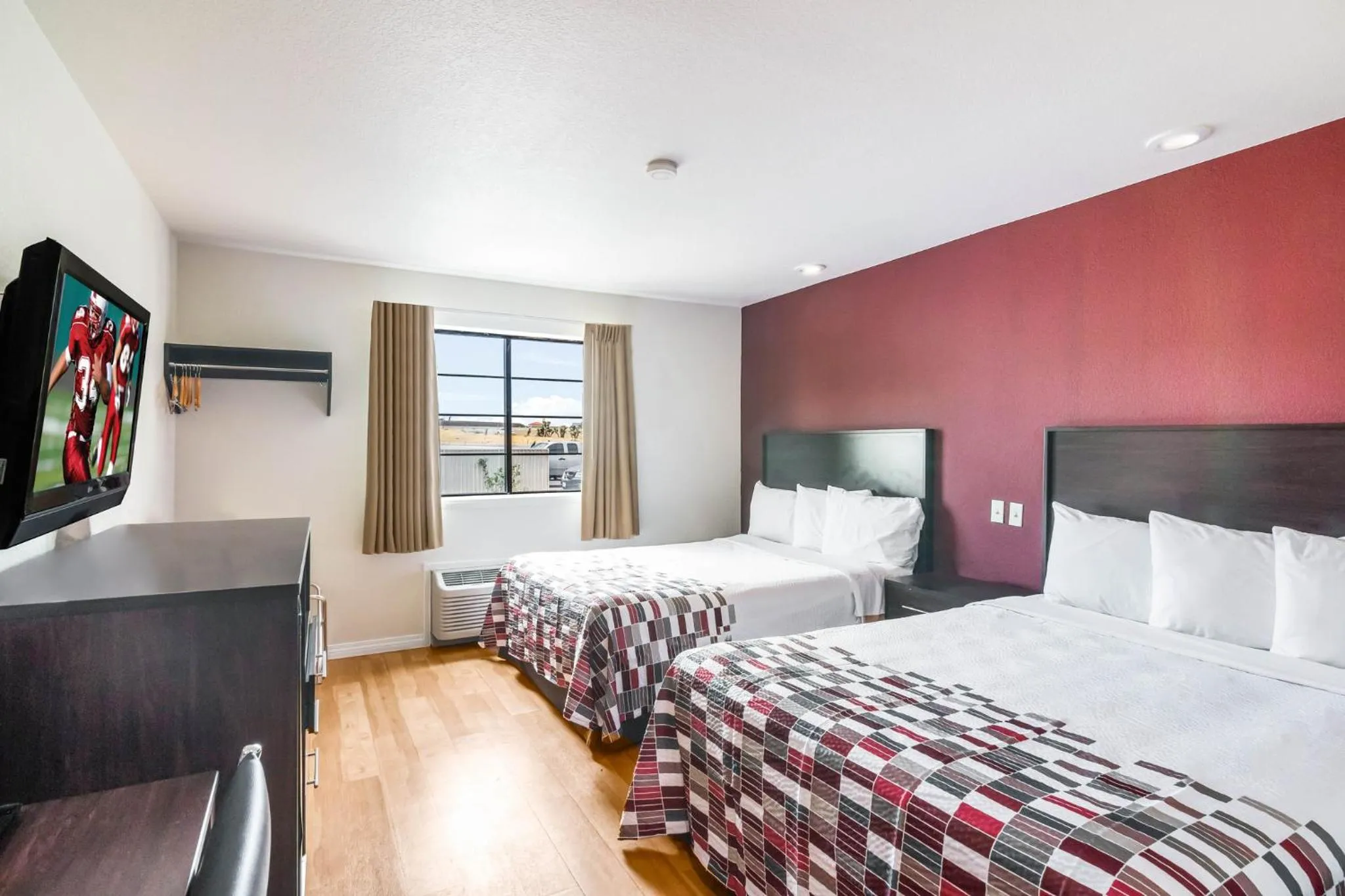 Photo of the whole room, Bed in Red Roof Inn Palmdale - Lancaster