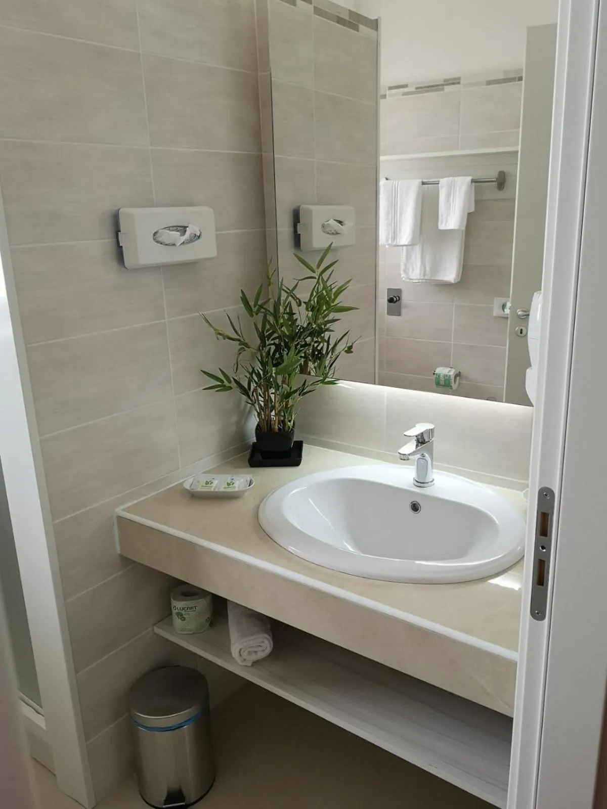 Bathroom in Hotel Jonio