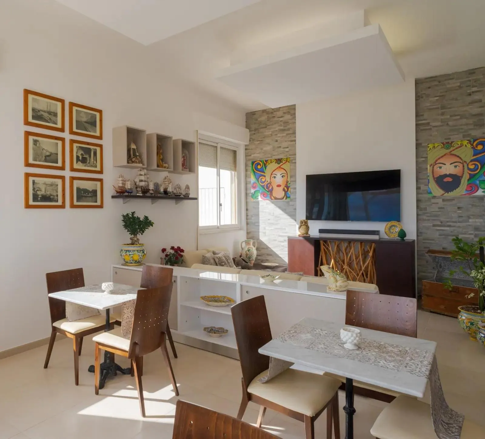 Communal lounge/ TV room in Hotel Jonio