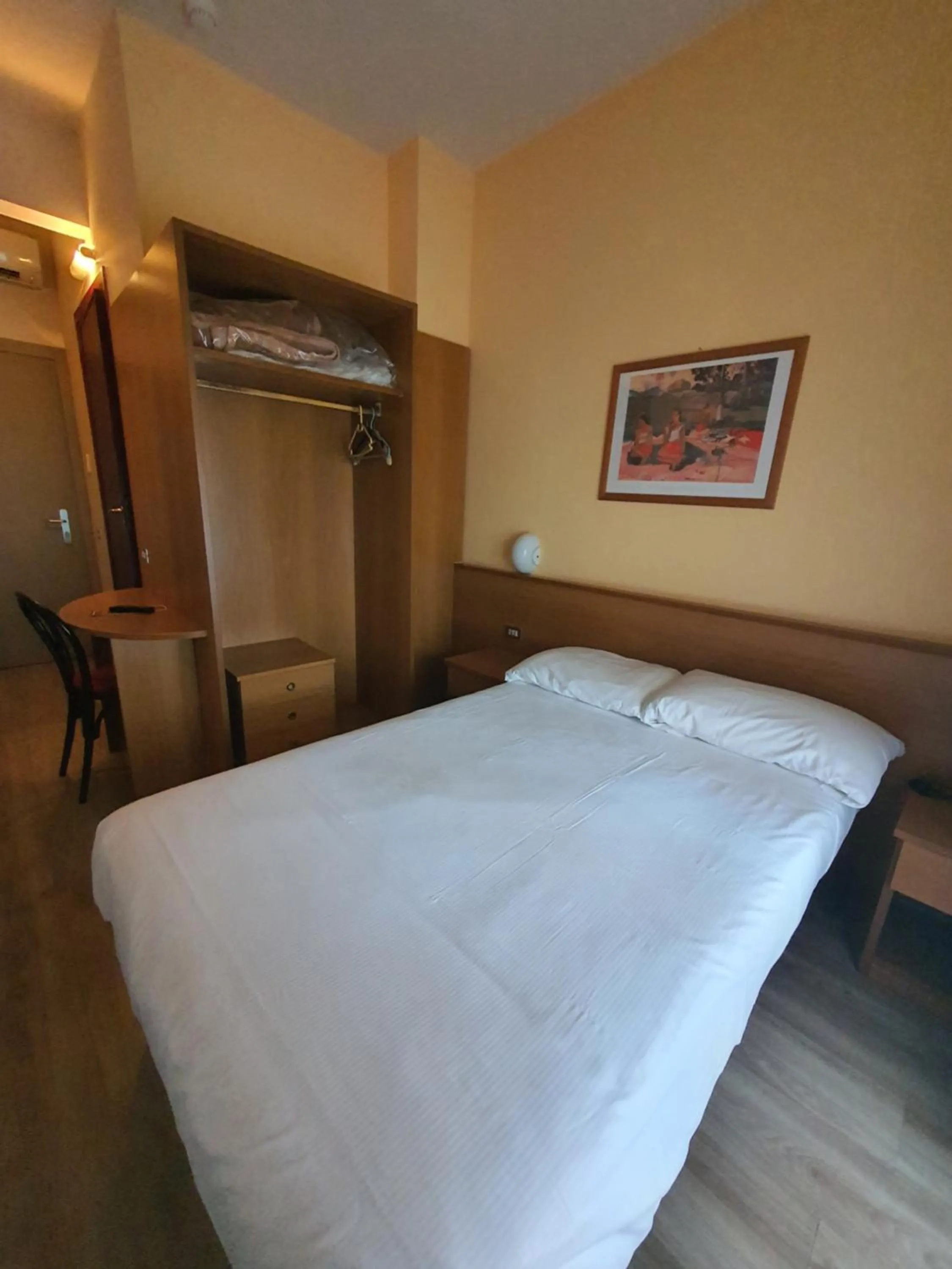 Bedroom, Bed in Aries