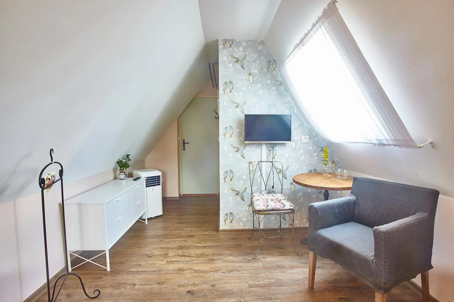 Attic Double or Twin Room with View - single occupancy in Penzion Kostnický dům Attic Double or Twin Room with View - single occupancy in Penzion Kostnický dům