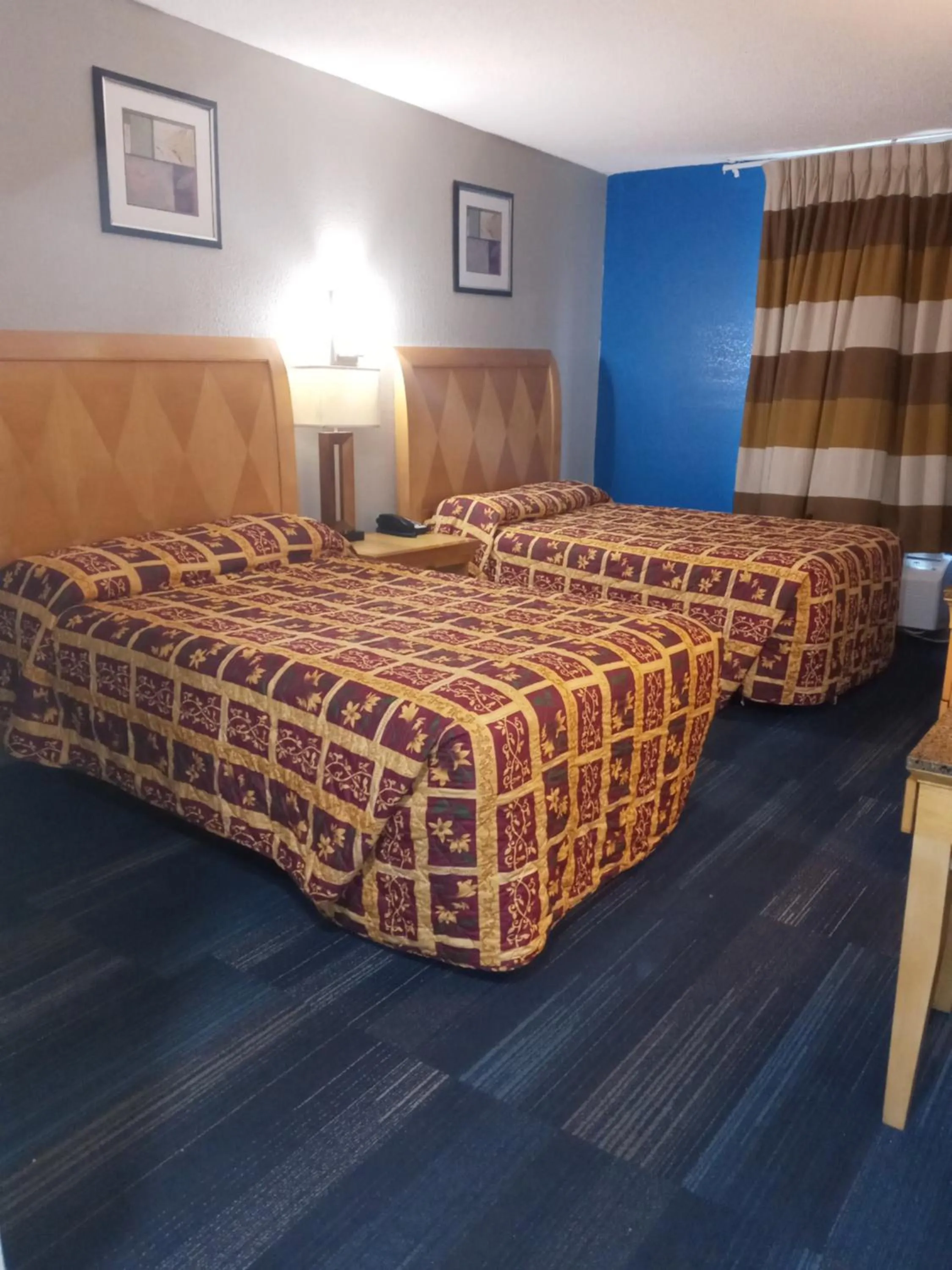 Bed in Travel Inn Winter Haven