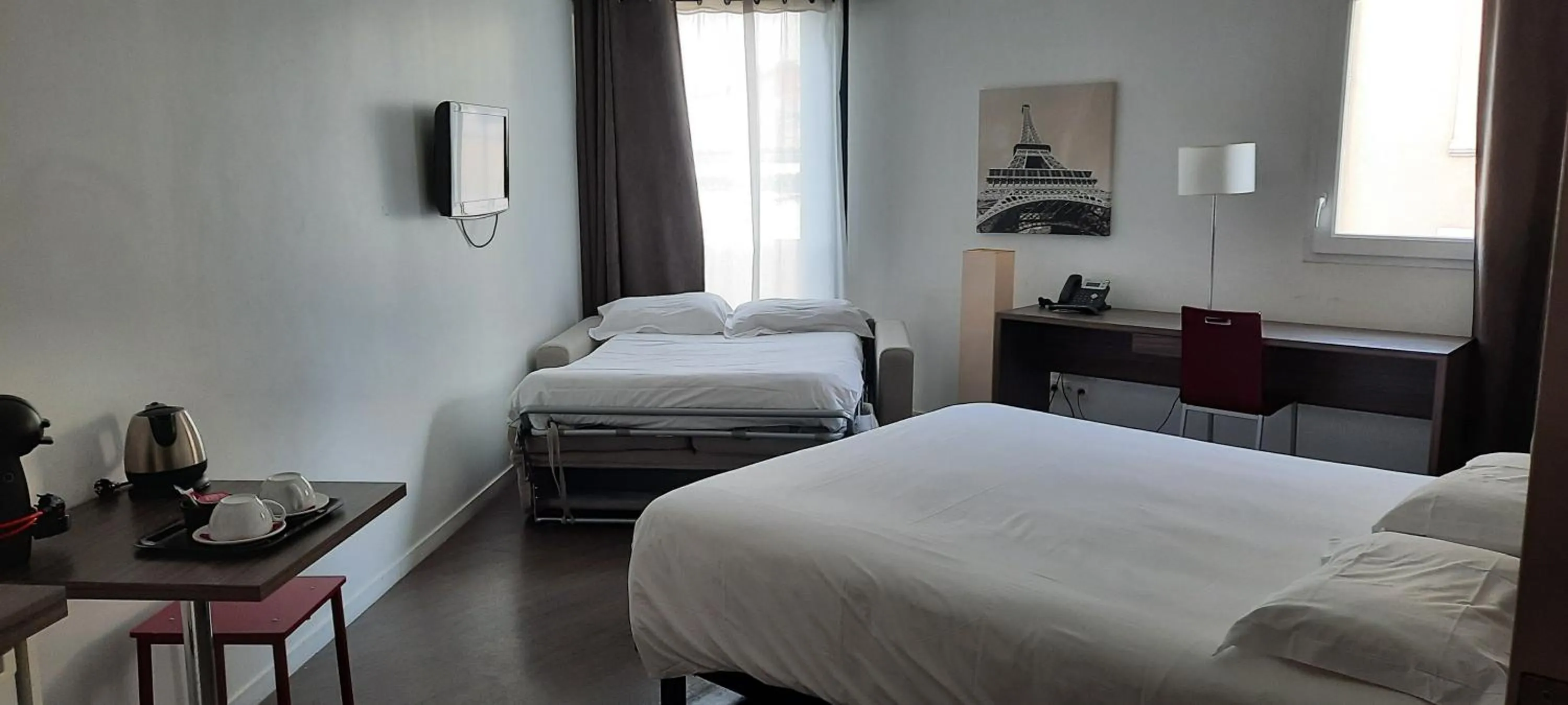 Shower, Bed in Appart’hôtel Hevea