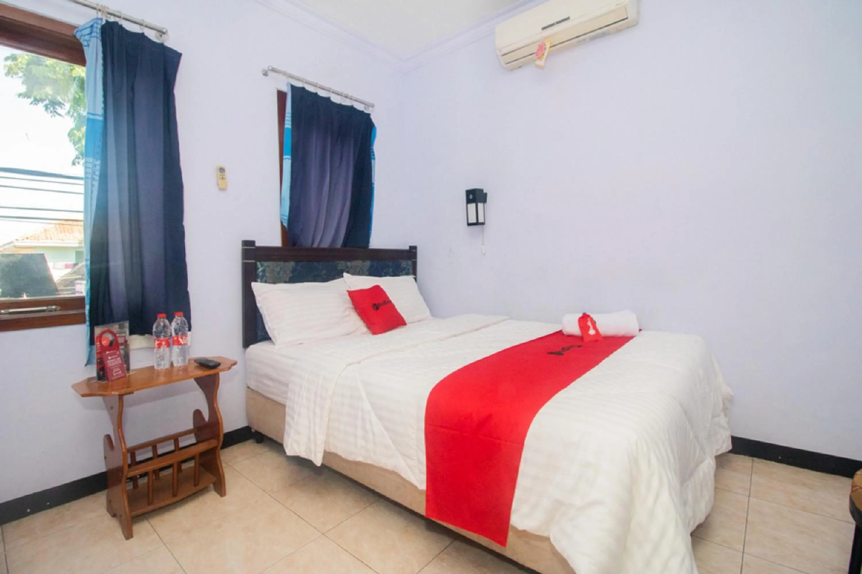 Bedroom, Bed in RedDoorz near Pantai Boom