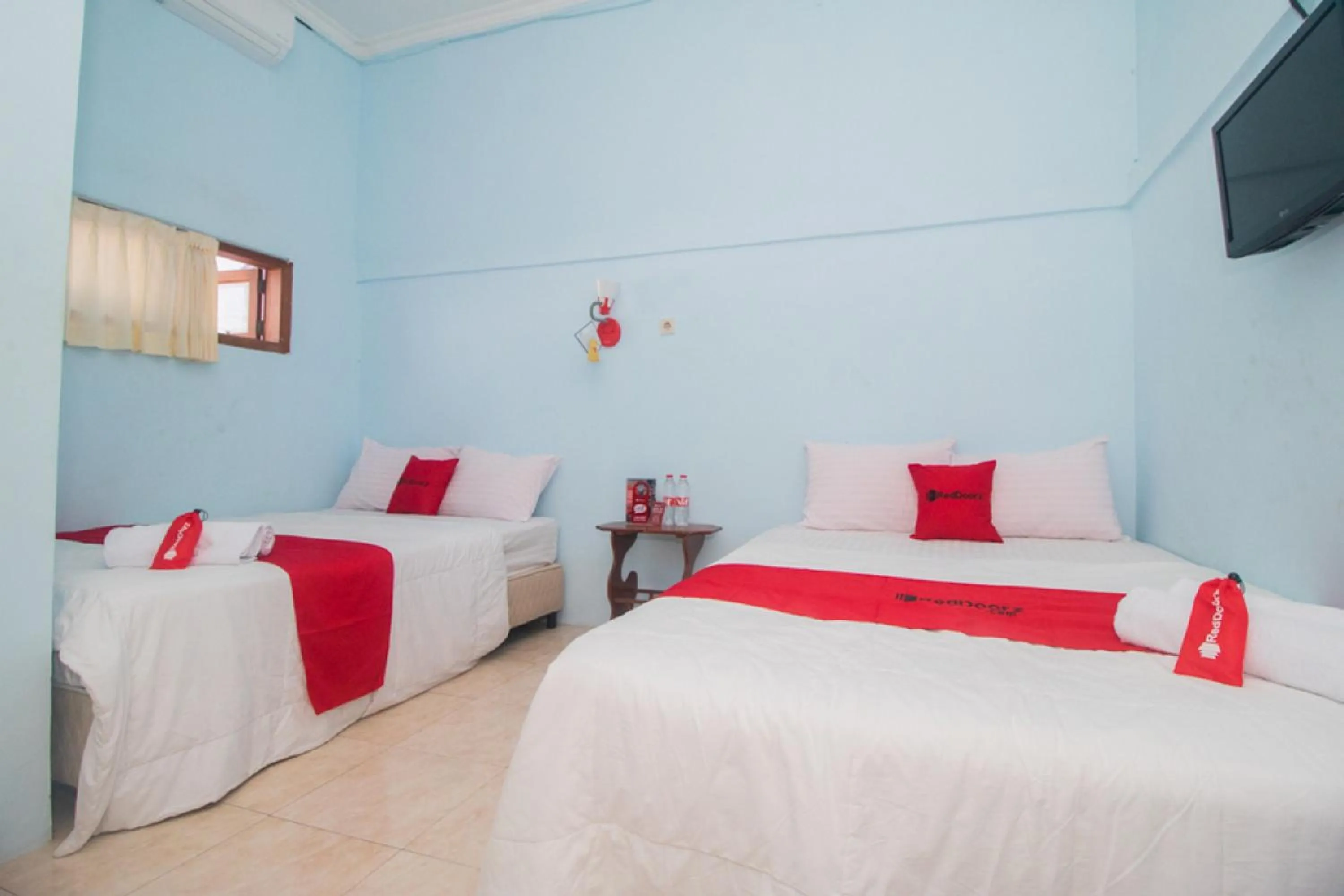Bedroom, Bed in RedDoorz near Pantai Boom