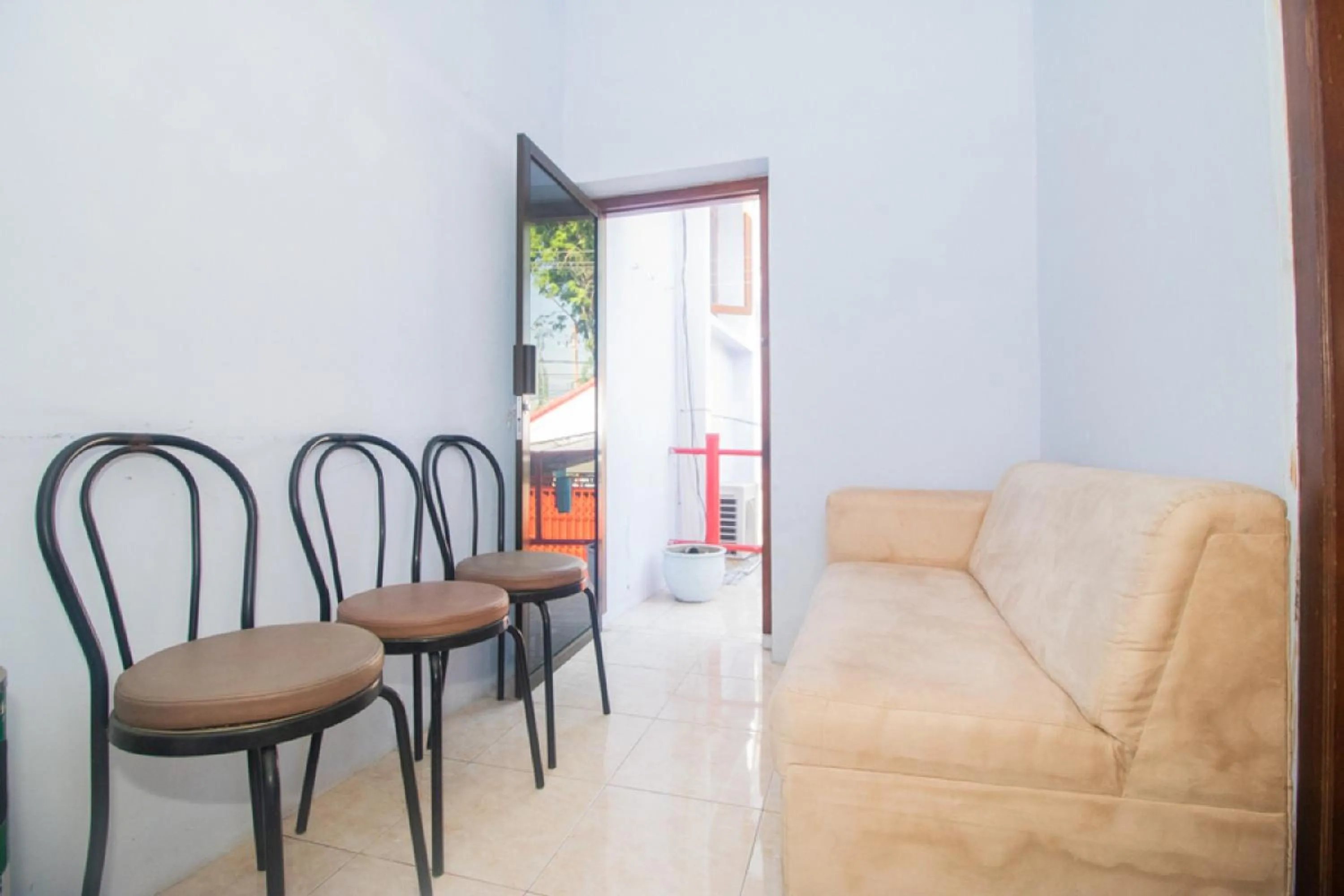 Seating area in RedDoorz near Pantai Boom