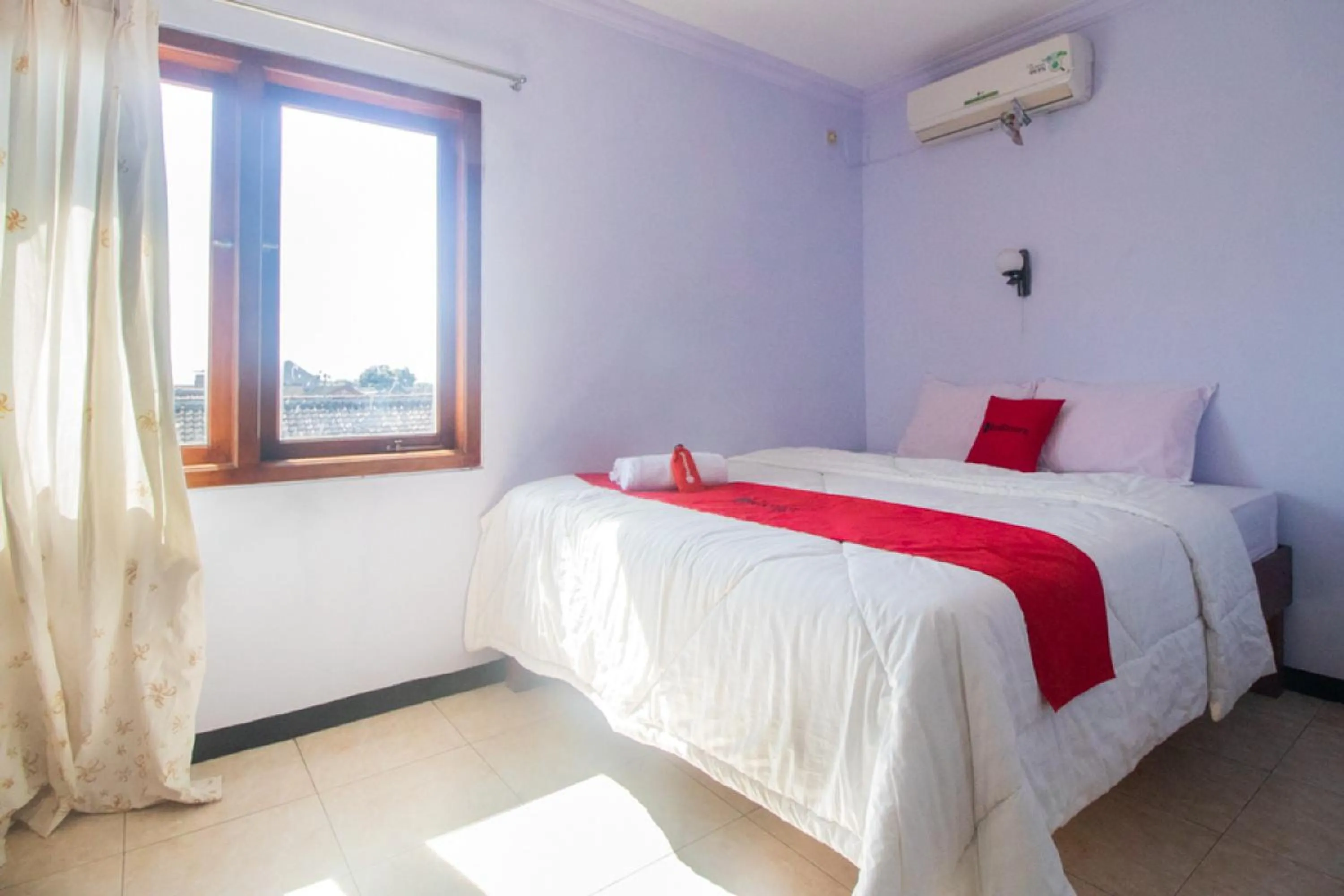 Bedroom, Bed in RedDoorz near Pantai Boom