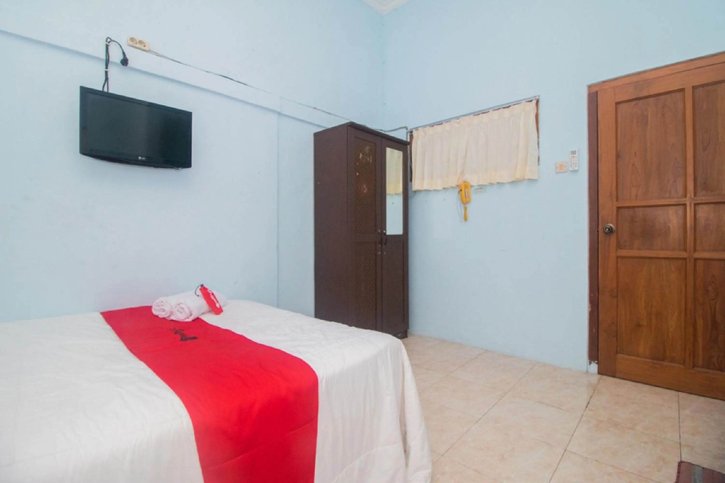 Bedroom, Bed in RedDoorz near Pantai Boom