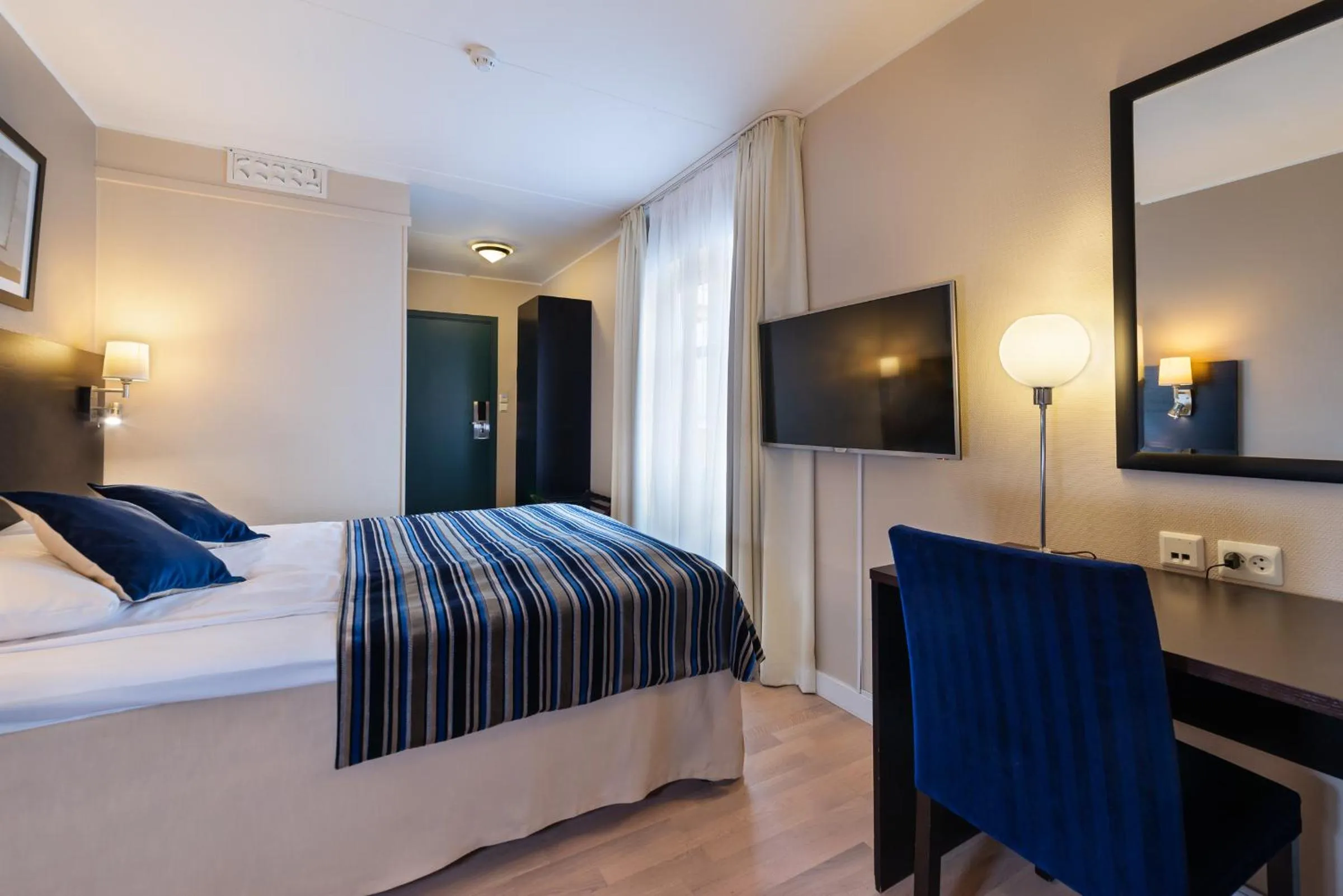 Photo of the whole room, Bed in Quality Hotel Florø