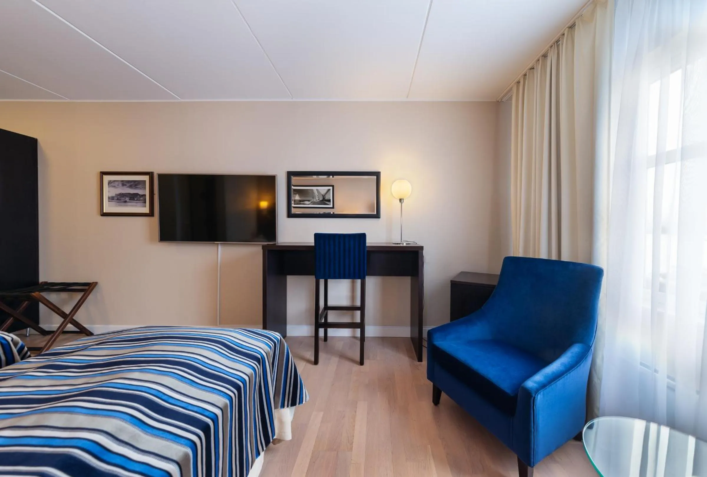 Photo of the whole room, Bed in Quality Hotel Florø