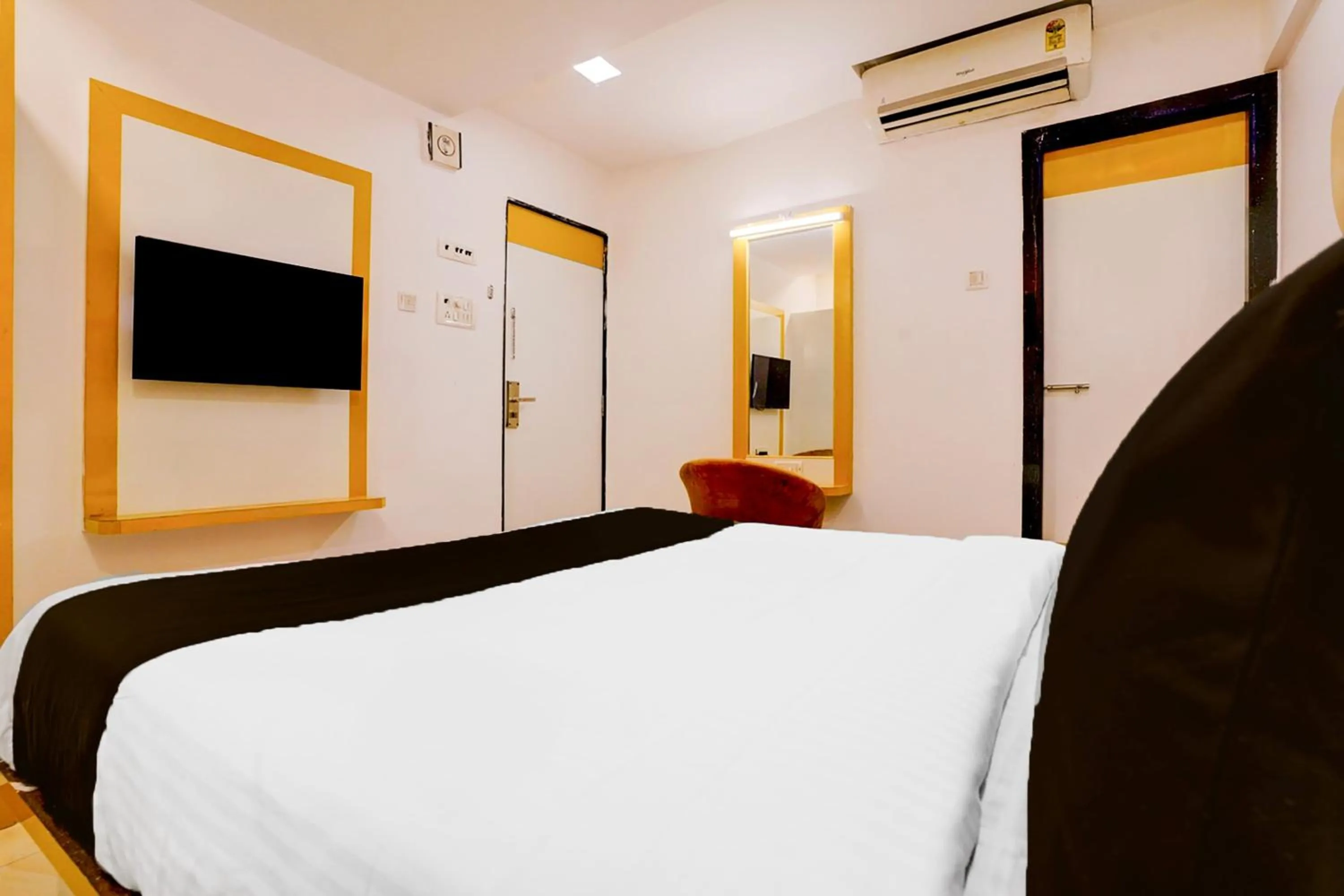 Bedroom, Bed in Collection O Andheri West Near KokilaBen Hospital