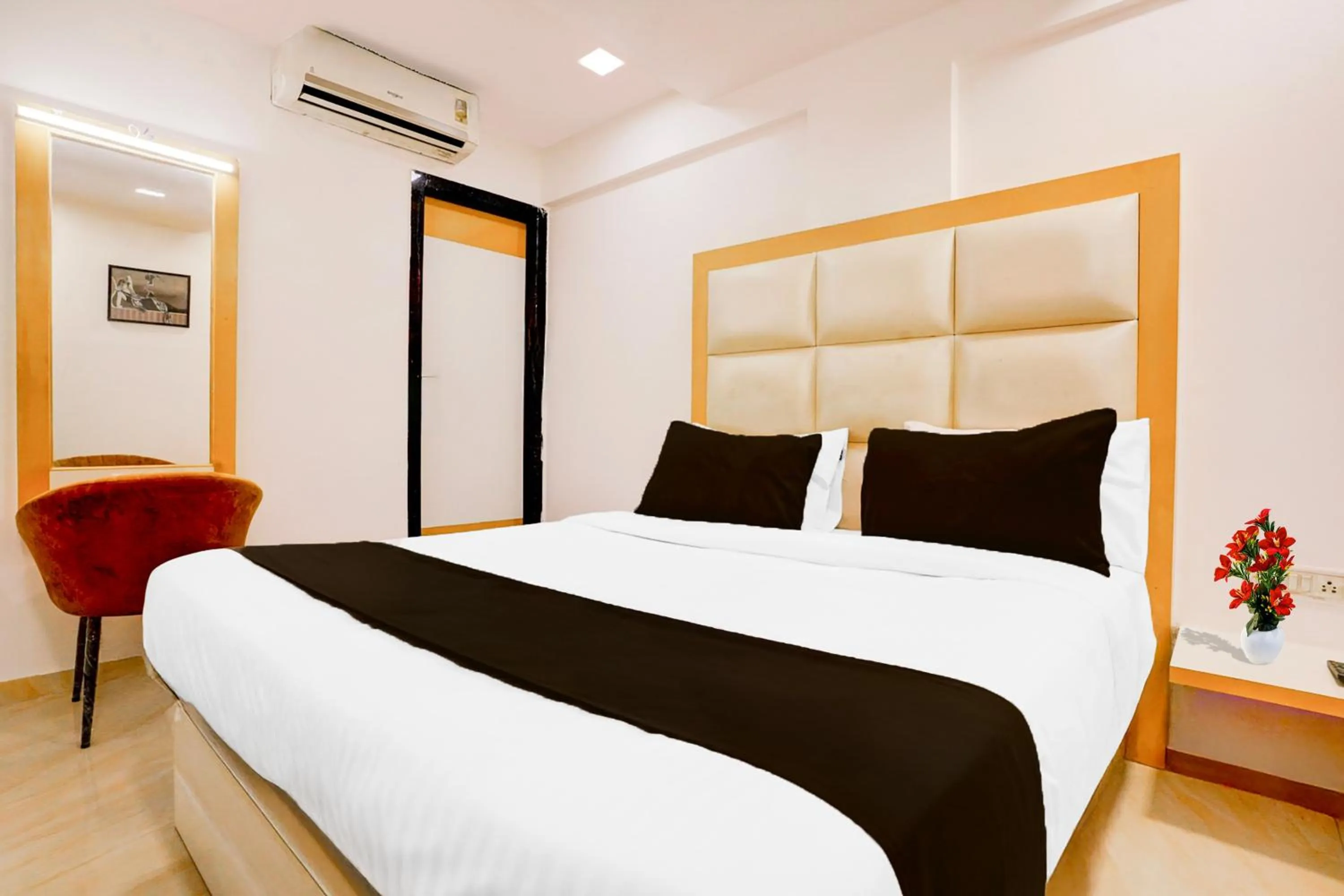 Bedroom, Bed in Collection O Andheri West Near KokilaBen Hospital