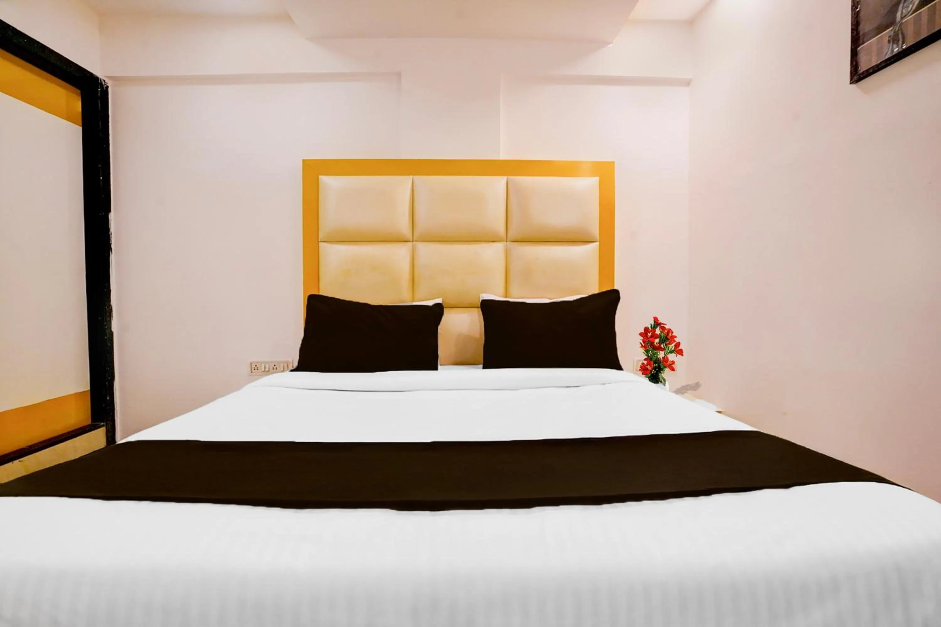 Bedroom, Bed in Collection O Andheri West Near KokilaBen Hospital