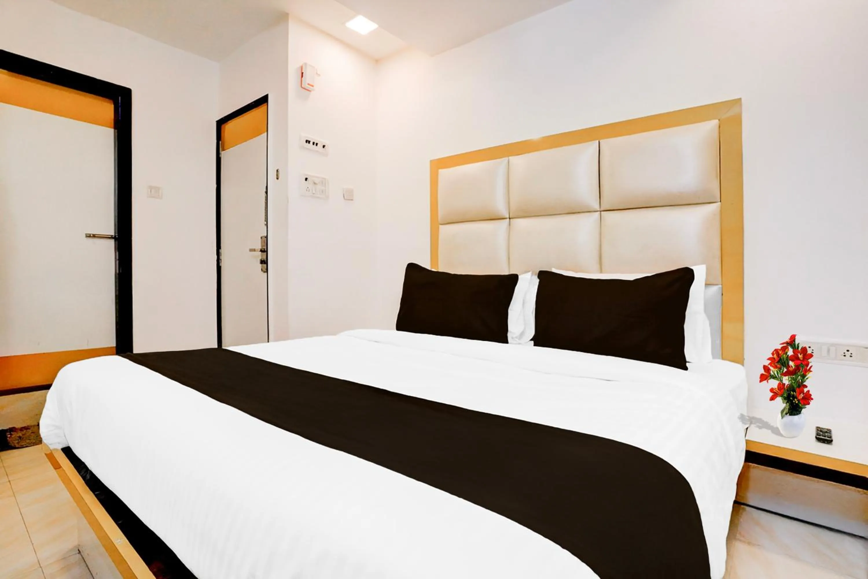 Bedroom, Bed in Collection O Andheri West Near KokilaBen Hospital