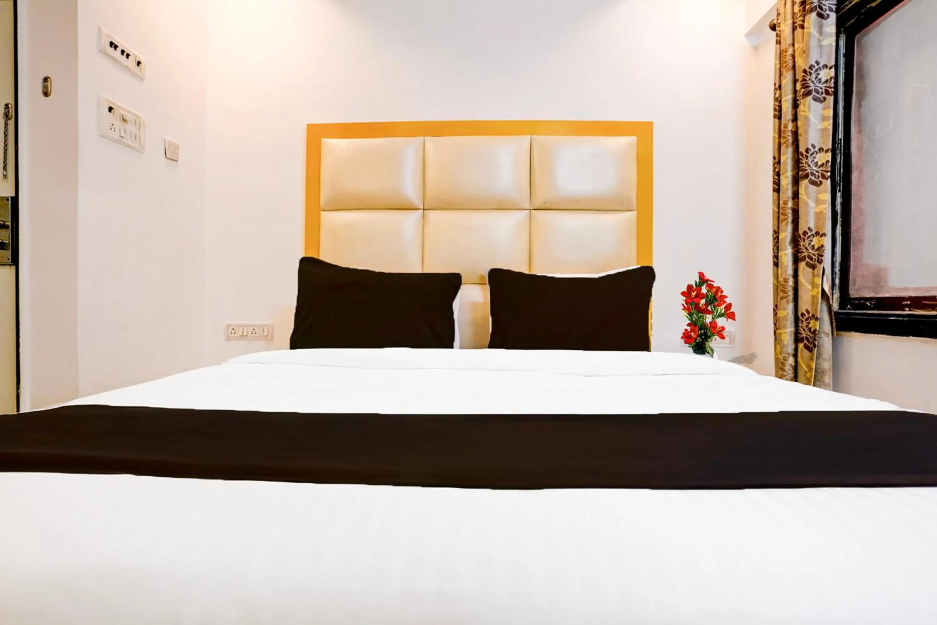 Bedroom, Bed in Collection O Andheri West Near KokilaBen Hospital