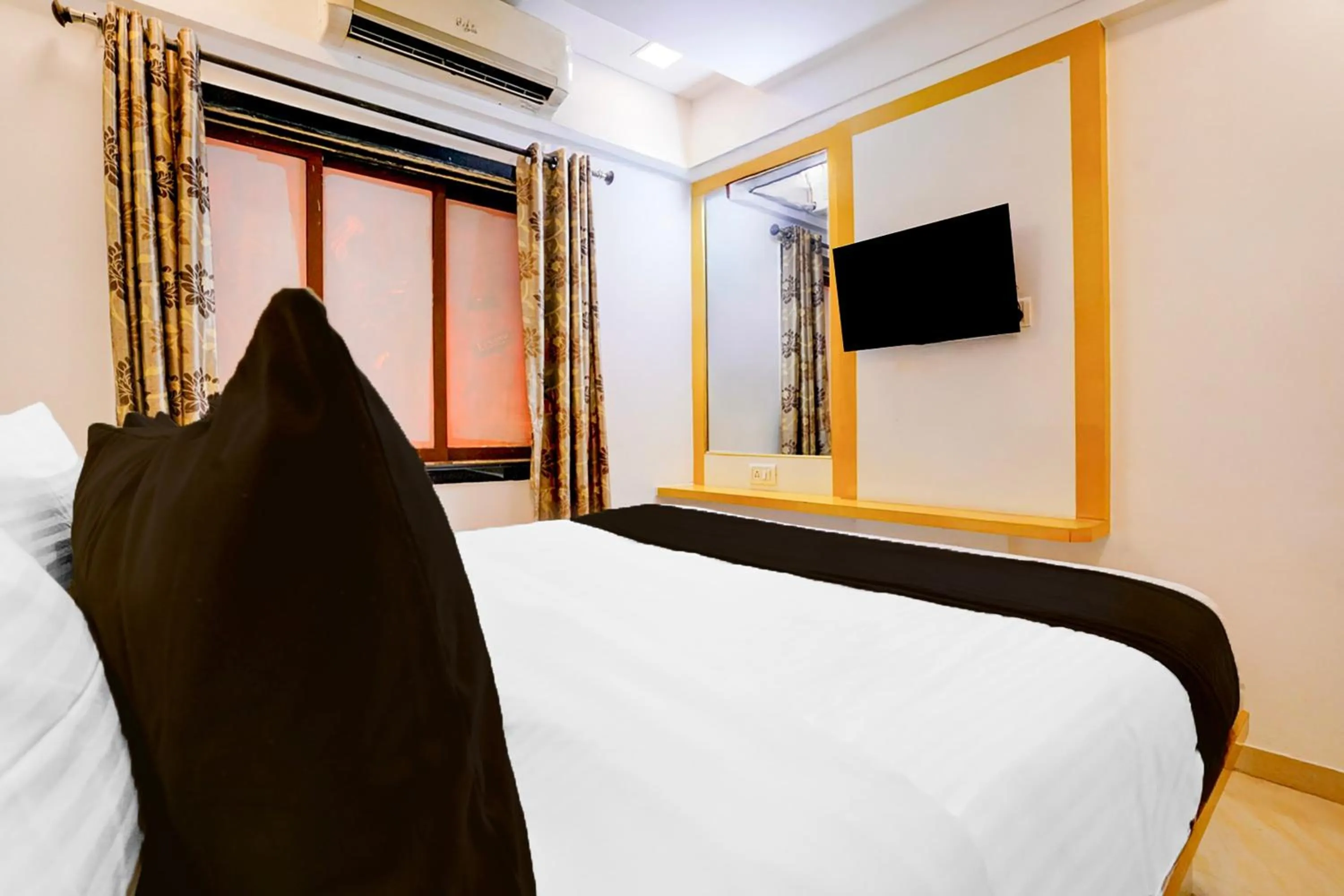 Bedroom, Bed in Collection O Andheri West Near KokilaBen Hospital