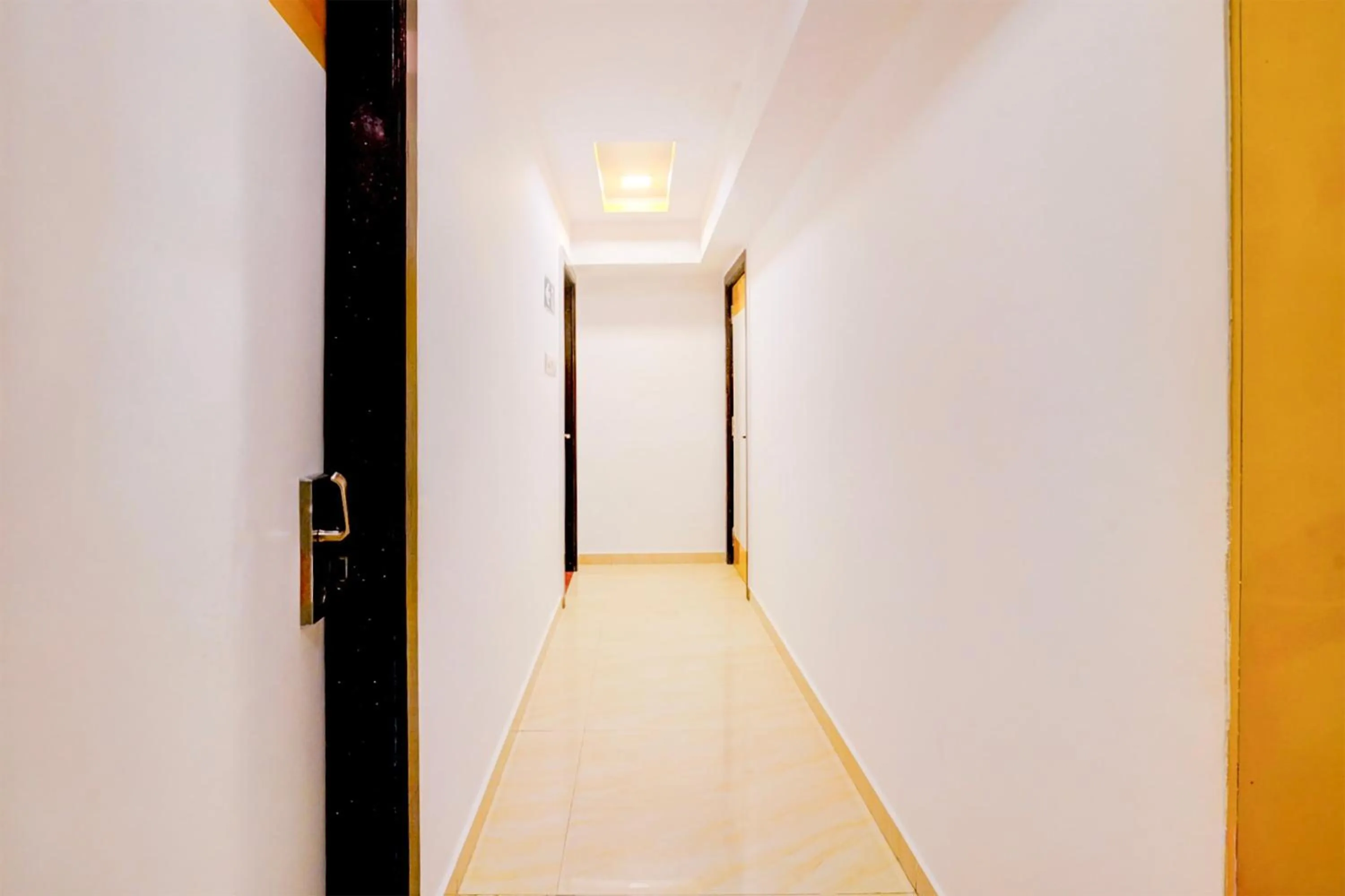 Lobby or reception in Collection O Andheri West Near KokilaBen Hospital