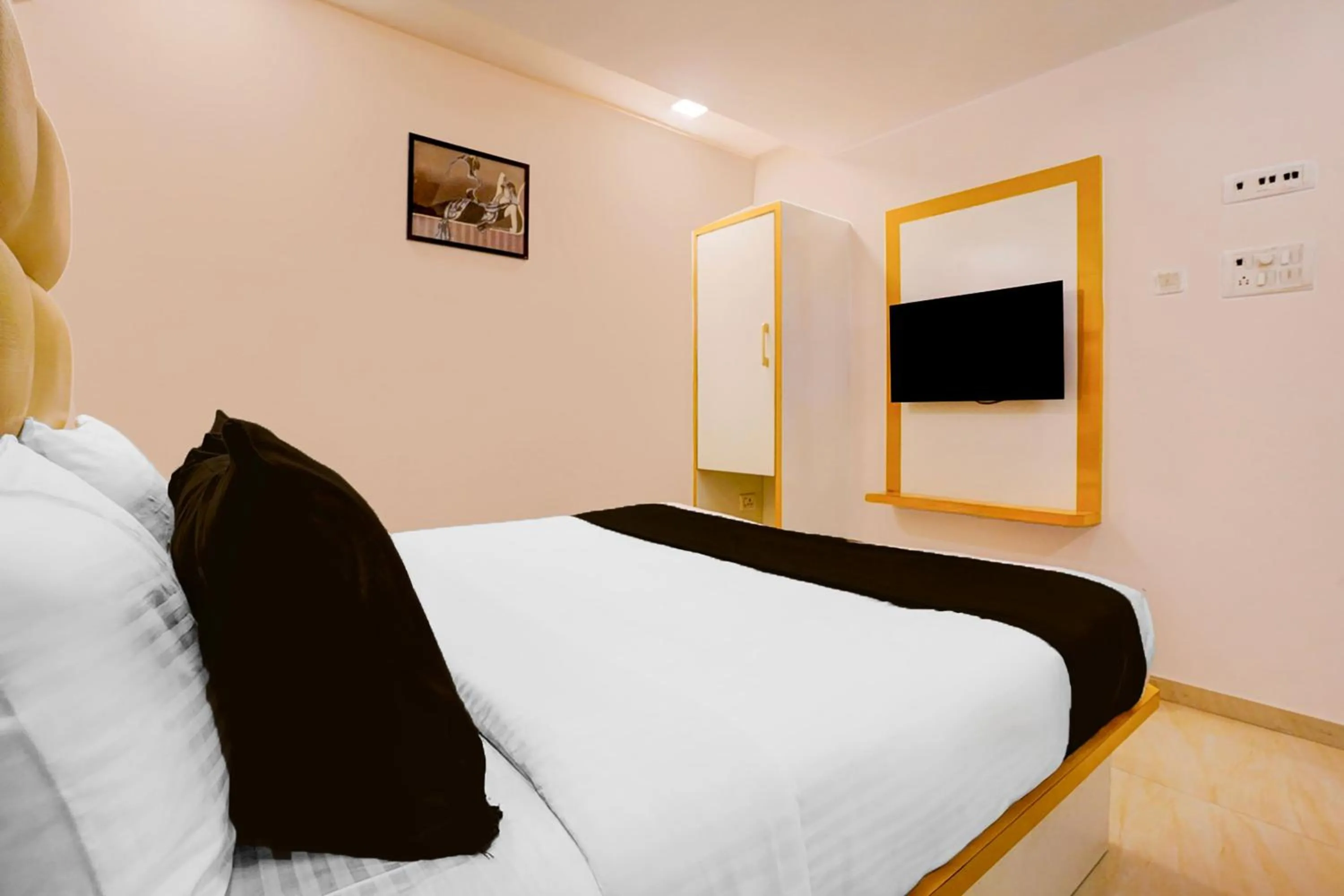 Bedroom, Bed in Collection O Andheri West Near KokilaBen Hospital