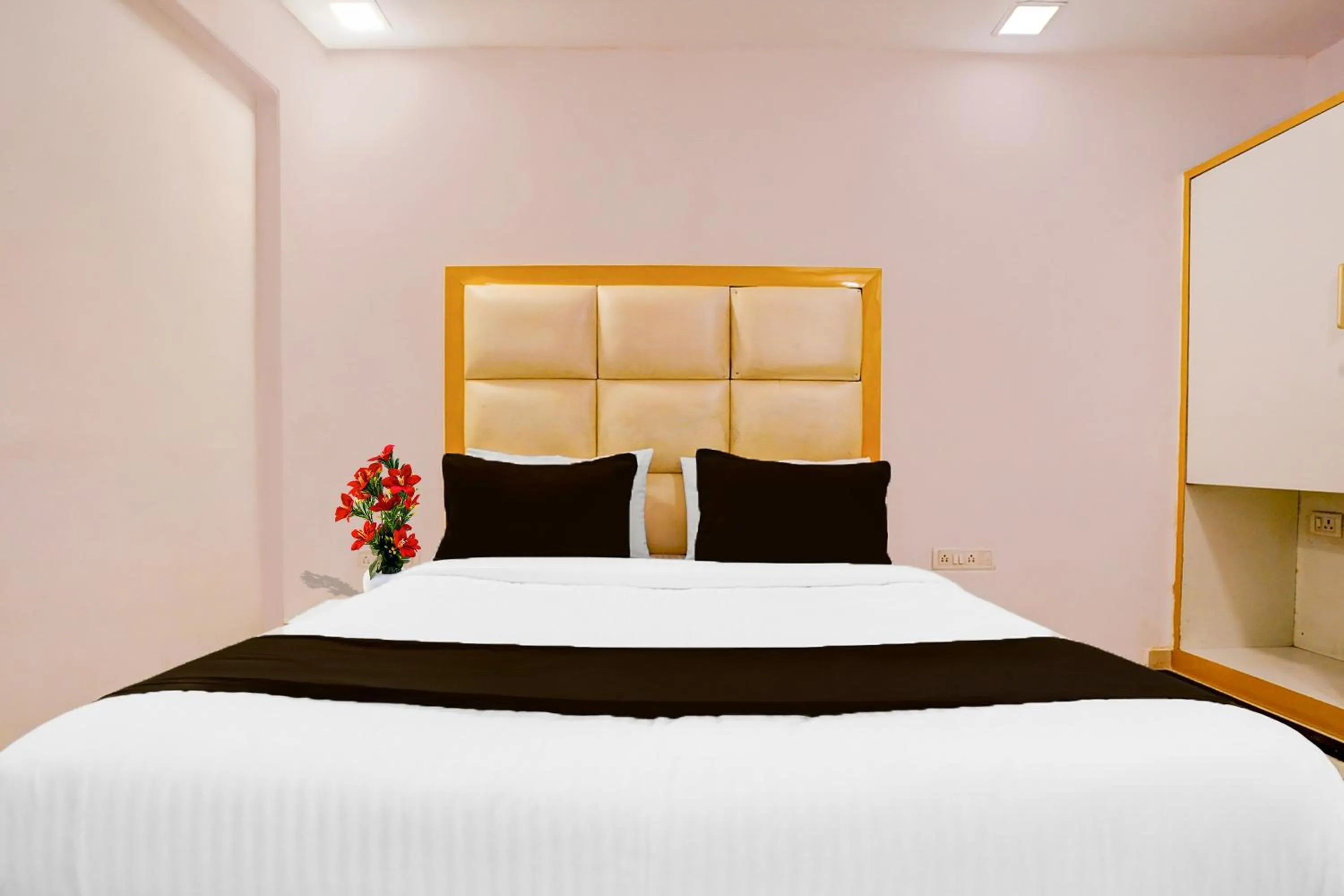 Bedroom, Bed in Collection O Andheri West Near KokilaBen Hospital