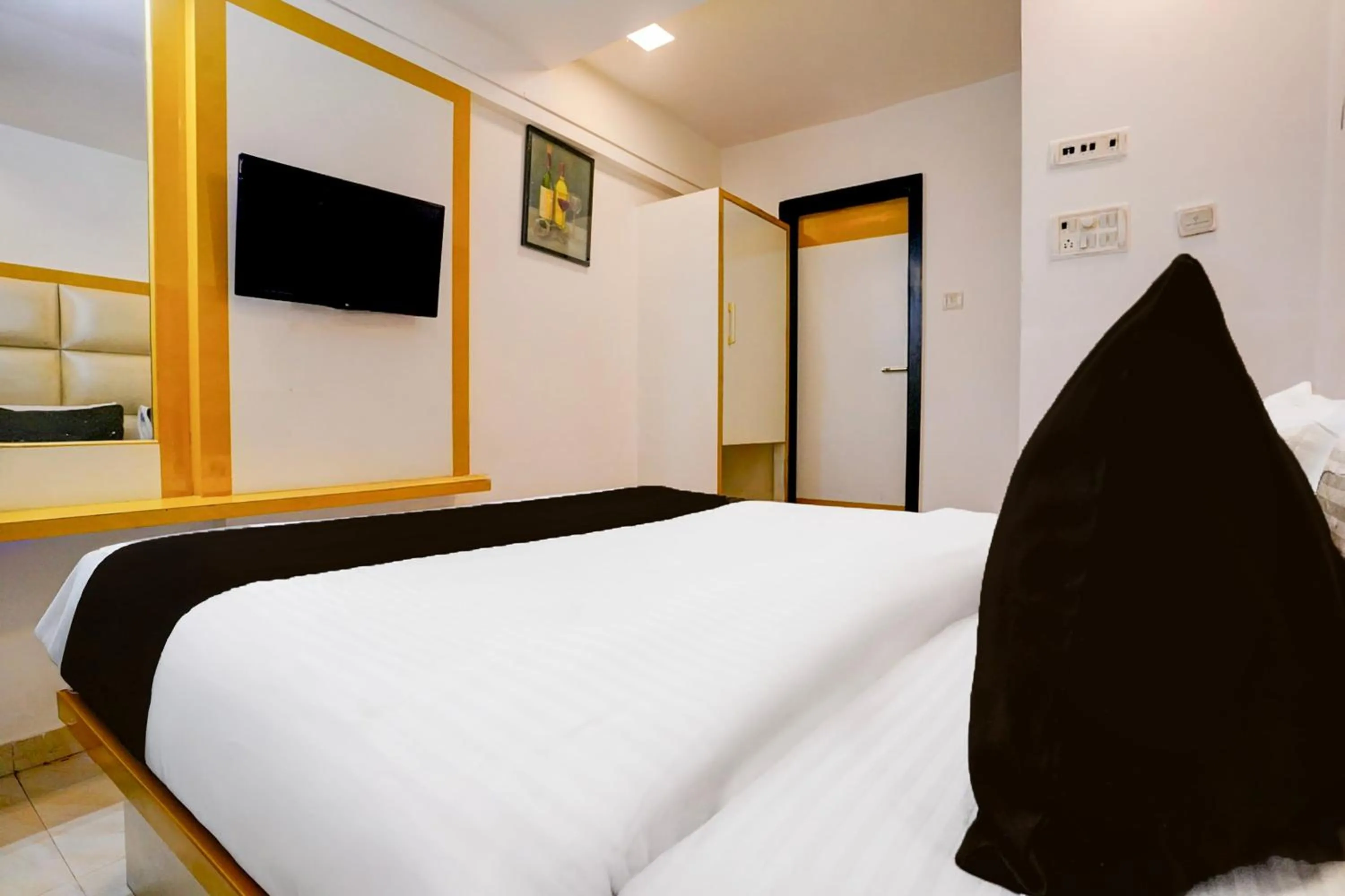 Bedroom, Bed in Collection O Andheri West Near KokilaBen Hospital